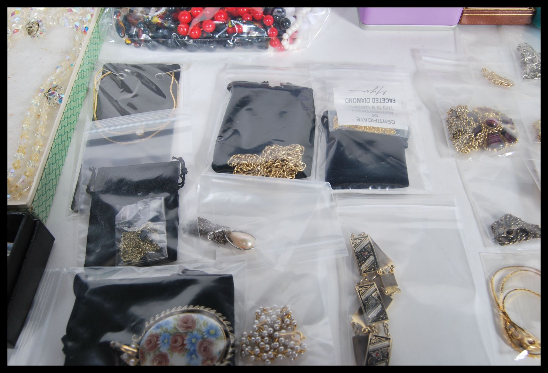 A large collection of 20th Century costume jewellery to include necklaces, rings, bangles, - Bild 6 aus 14