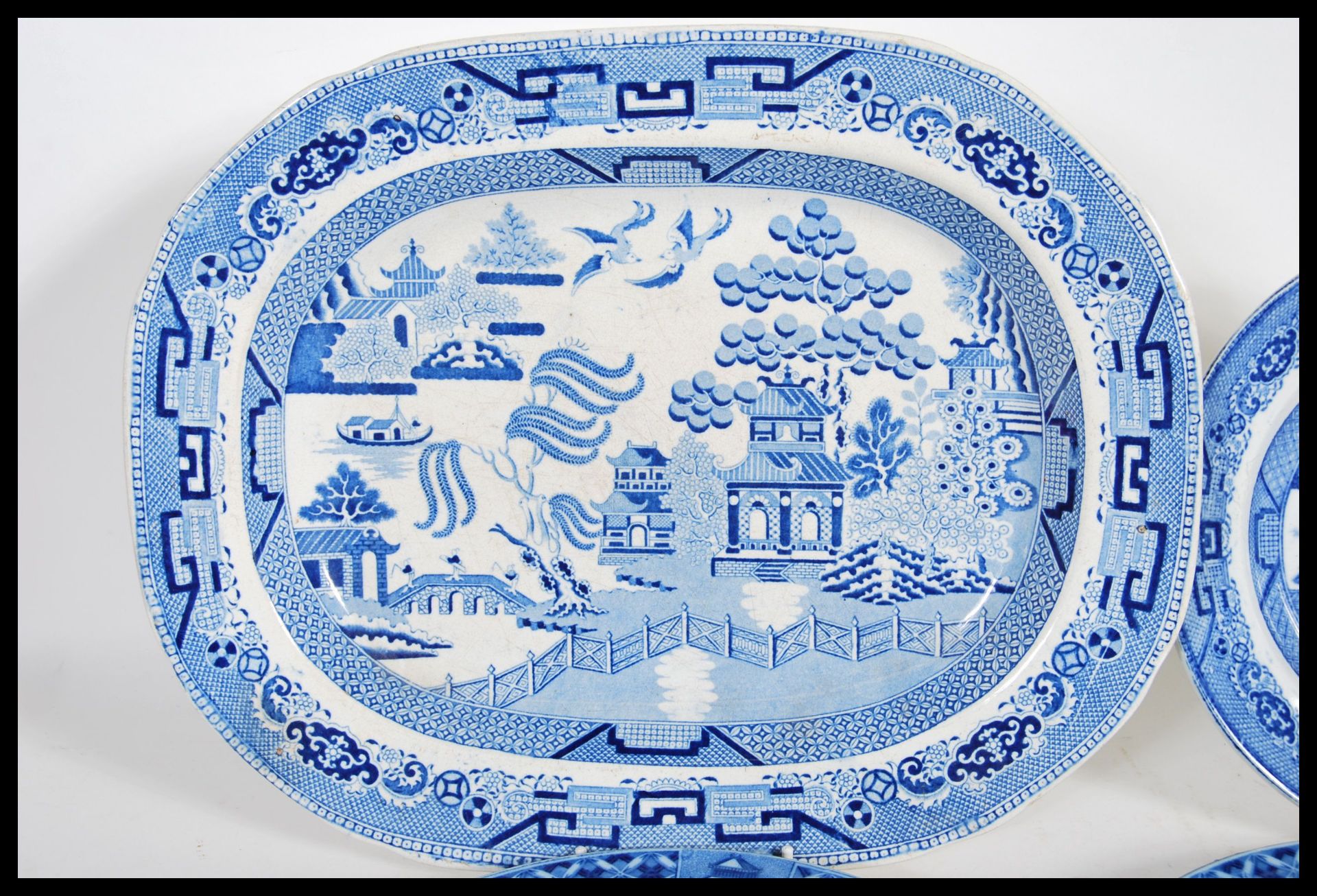 A group of 20th Century blue and white ceramic wares to include a Chinese inkwell having oriental - Bild 2 aus 9