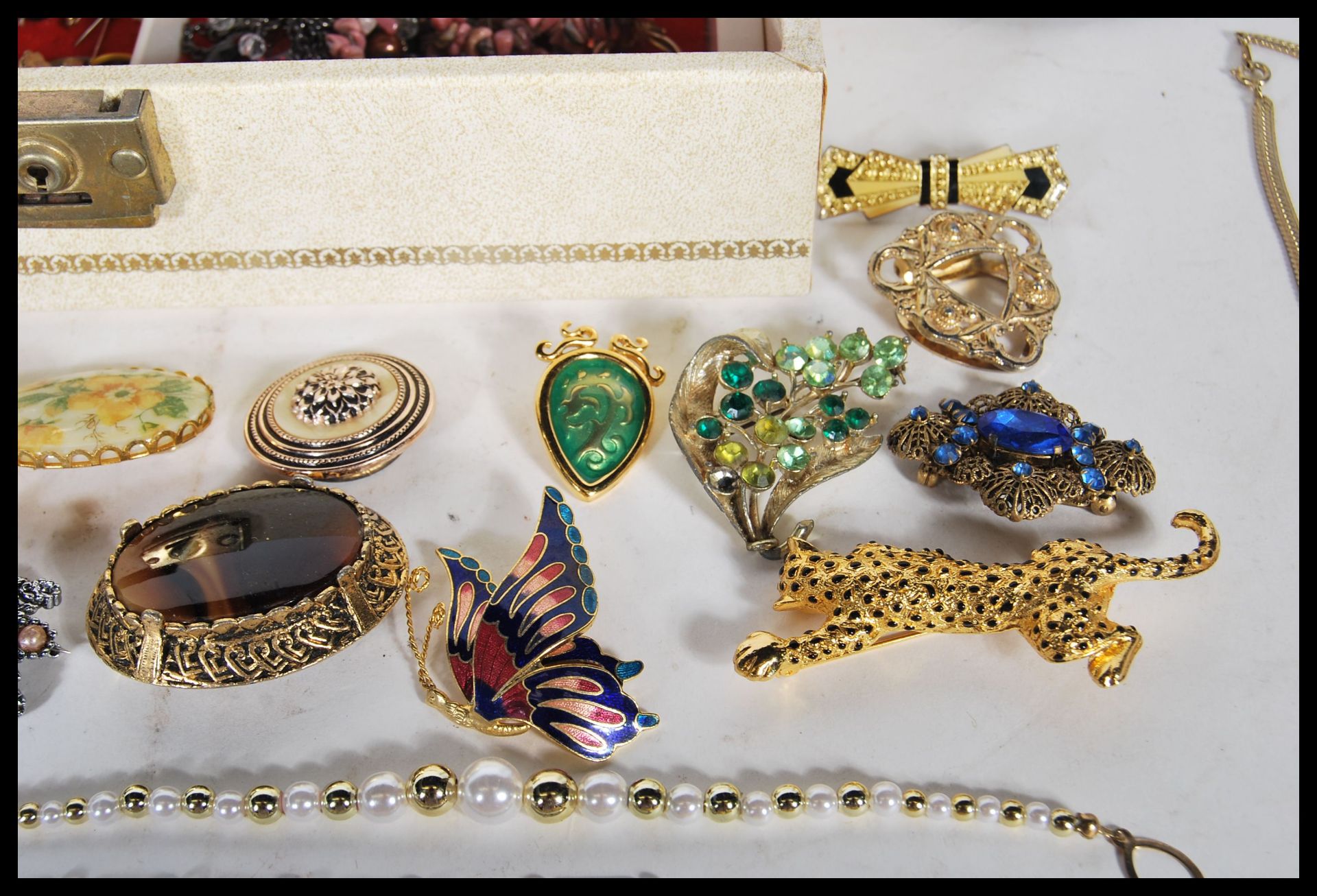 A collection vintage and later costume jewellery, bracelets, bangles, necklaces, rings, pendants, - Bild 7 aus 14