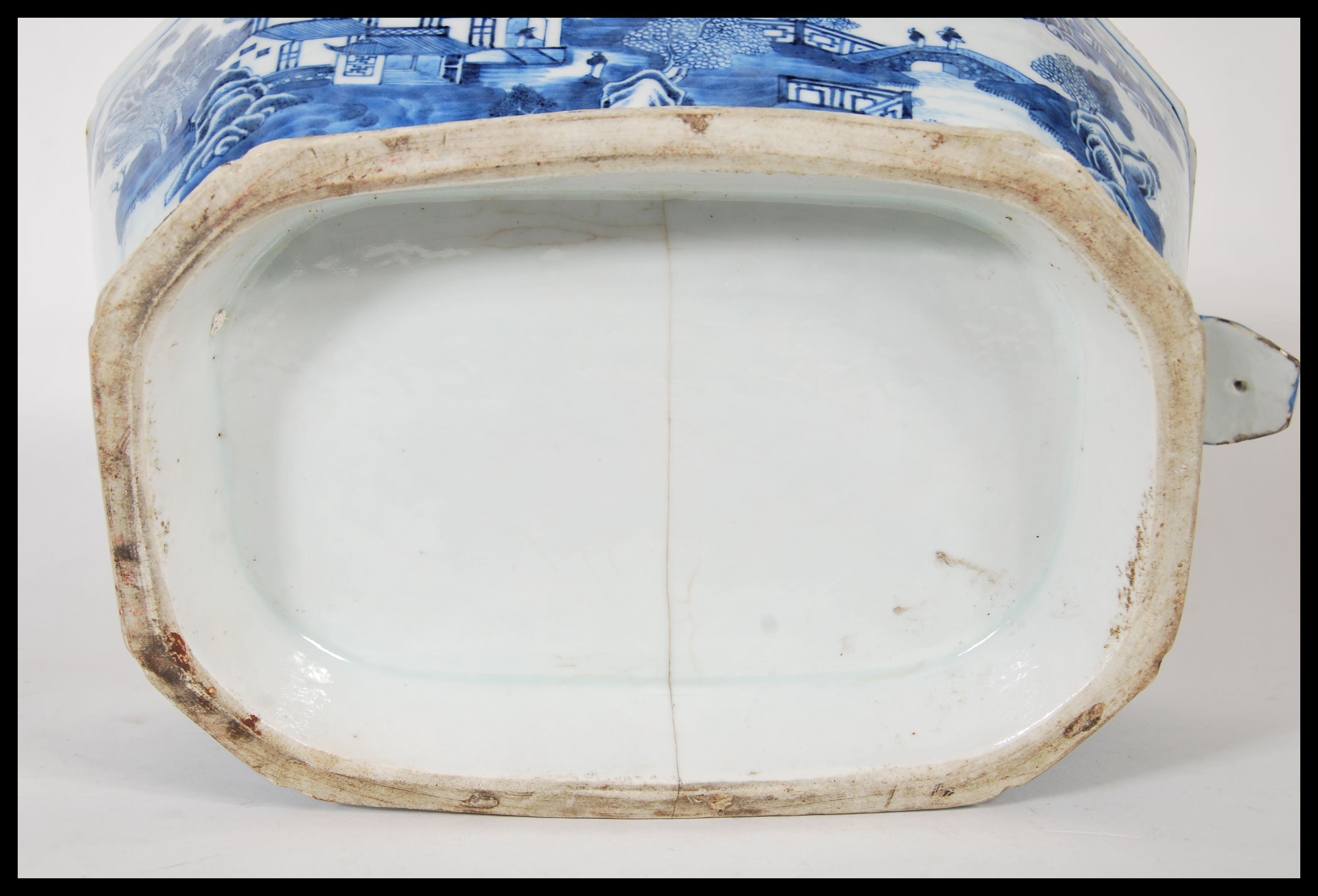An early 18th century Chinese blue and white large tureen and lid having chinoiserie decoration with - Image 9 of 9