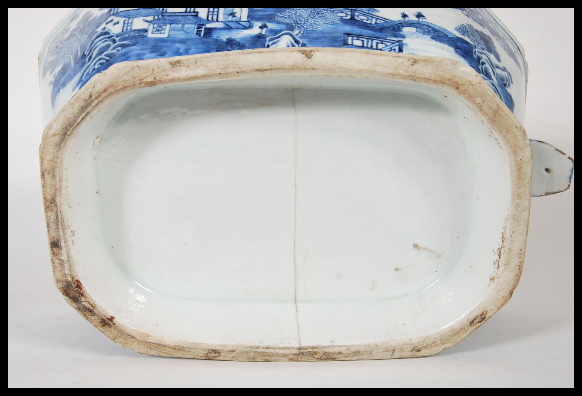 An early 18th century Chinese blue and white large tureen and lid having chinoiserie decoration with - Bild 9 aus 9