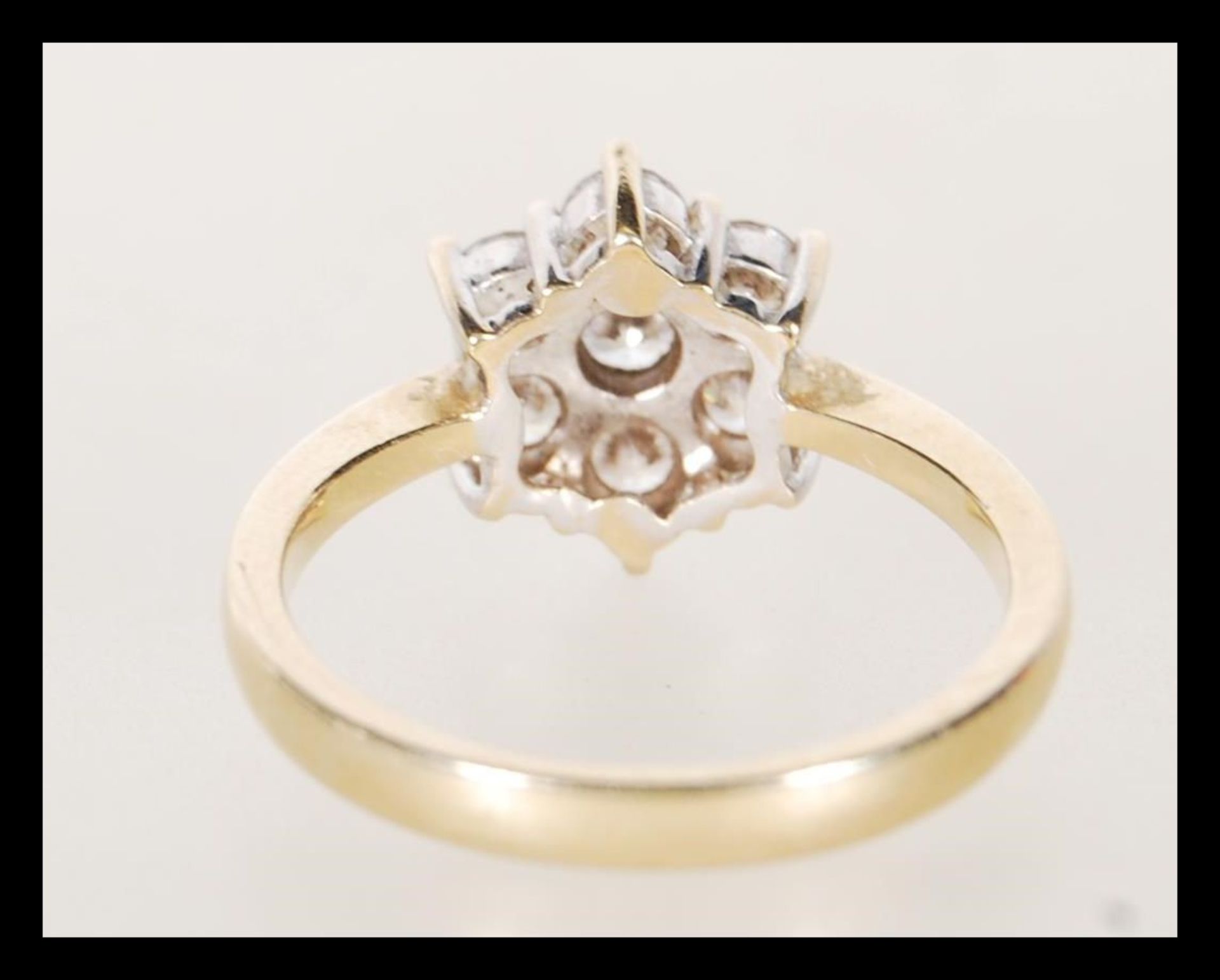 A 14ct gold ladies dress ring having a flower head prong set with seven white stones. Stamped with - Bild 3 aus 6