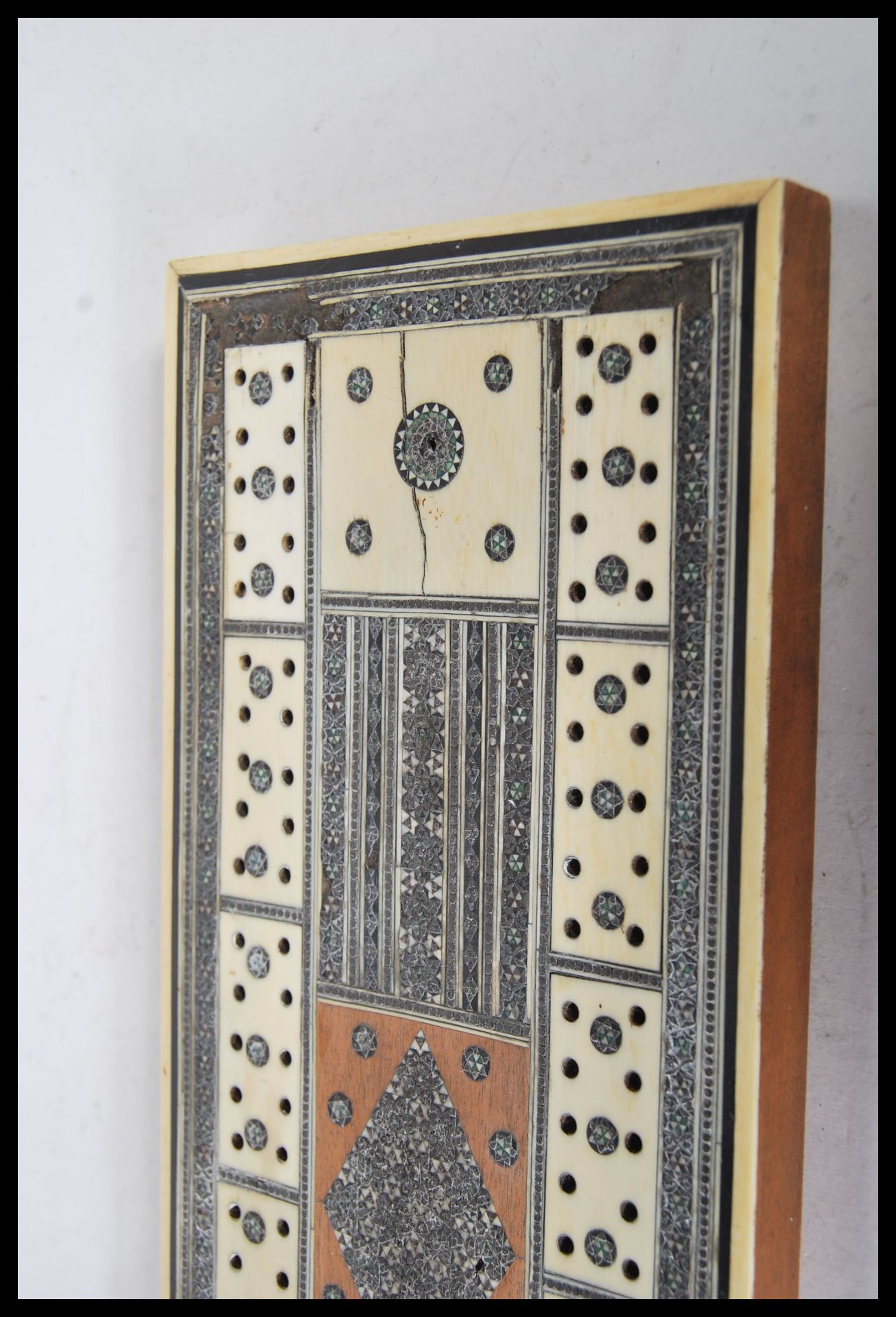 A late 19th Century Anglo Indian Colonial Vizagapatam cribbage board, having ivory, bone and micro - Bild 4 aus 6