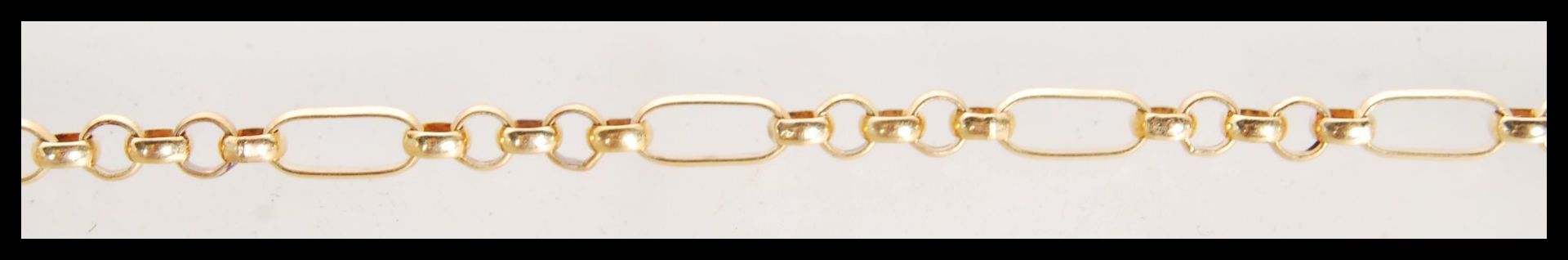 A stamped 375 9ct gold Figaro chain bracelet with toggle attached. Weight 4.0g. Measures approx 7 - Bild 4 aus 6