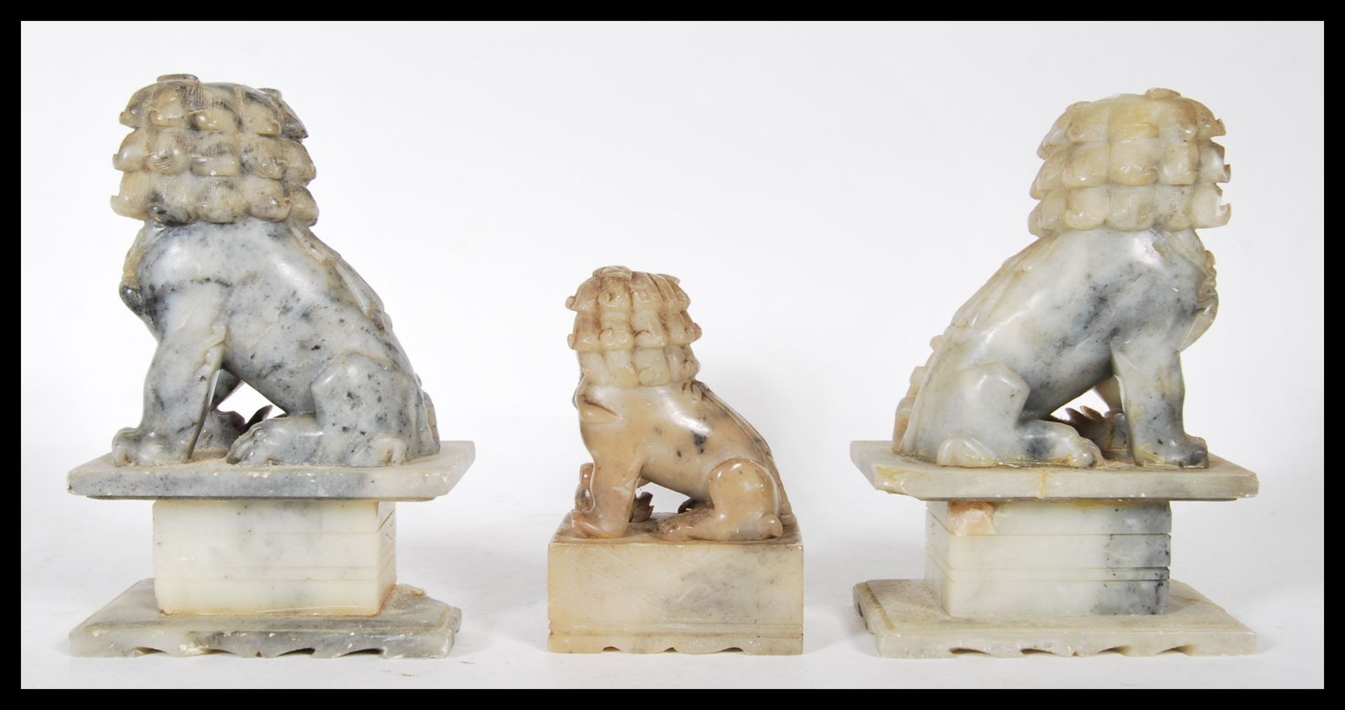 A group of three 20th Century carved fu dog soapstone figures, two matching raised on square - Bild 3 aus 5