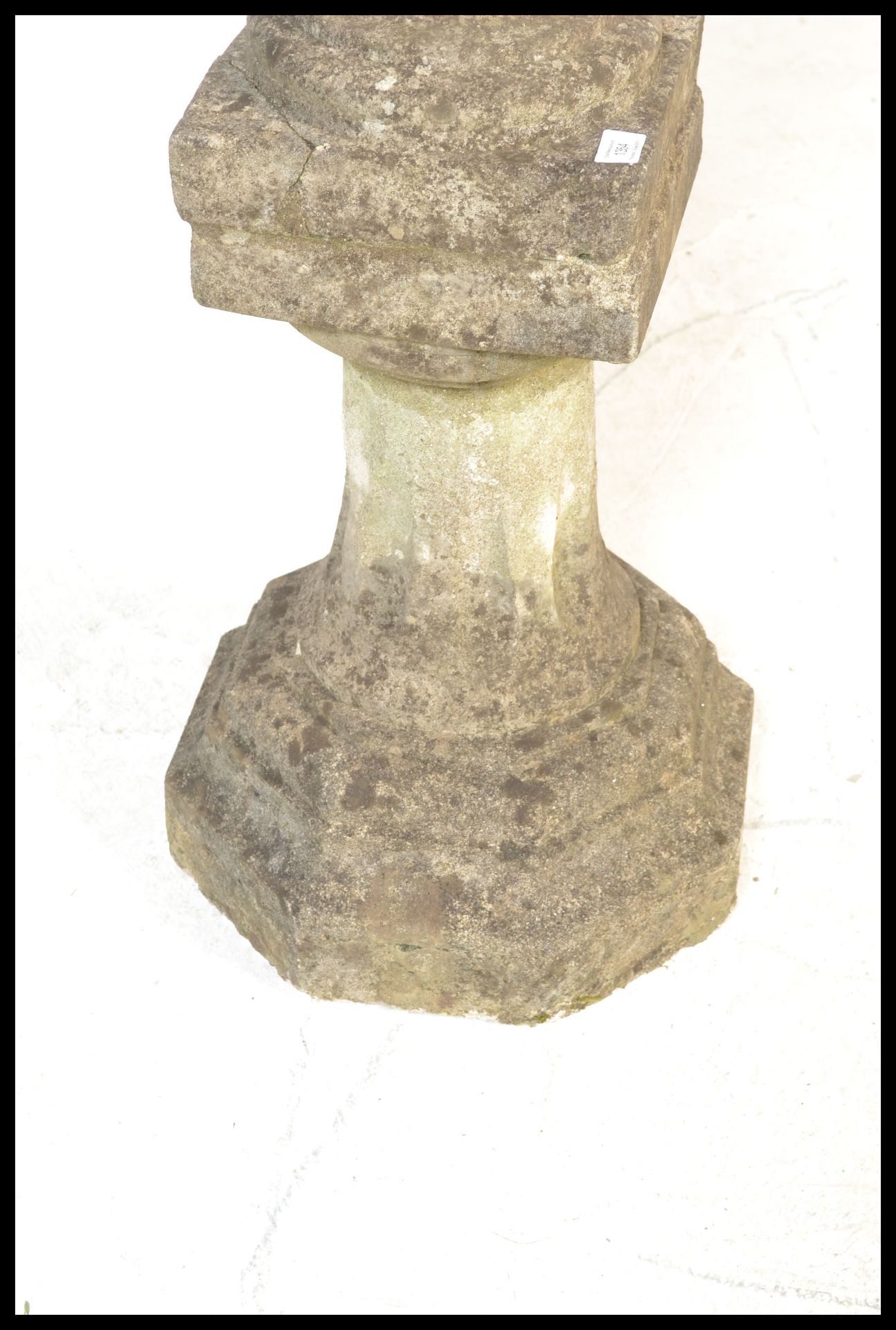 A well weathered reconstituted garden / gate stone acorn finial raised on a baluster pedestal - Bild 3 aus 4