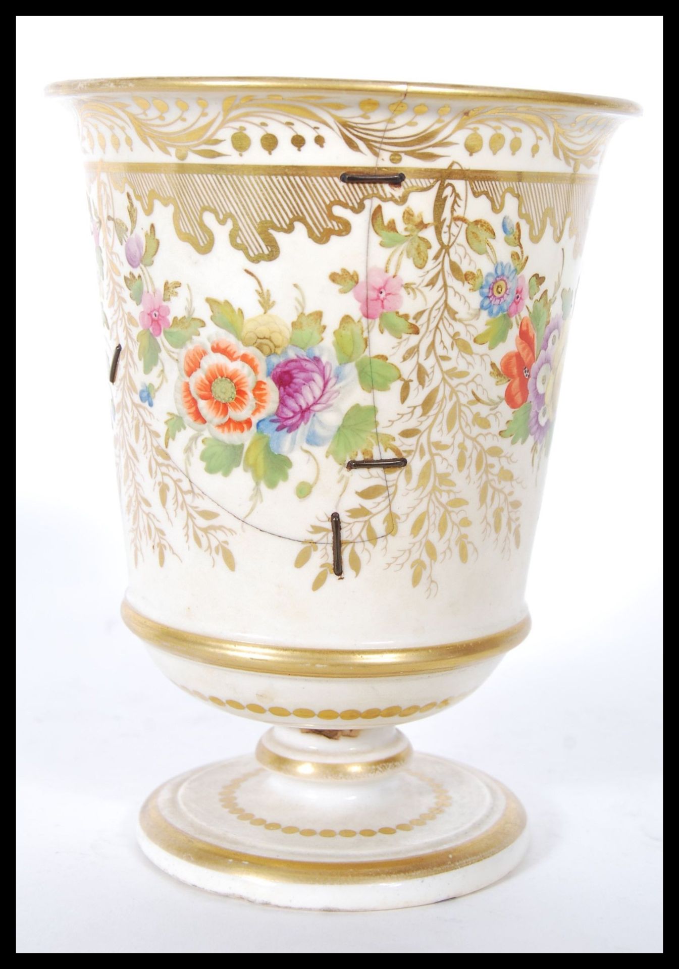 A 19th Century French Sevres ceramic goblet having hand painted floral sprays coloured in pinks - Bild 3 aus 7