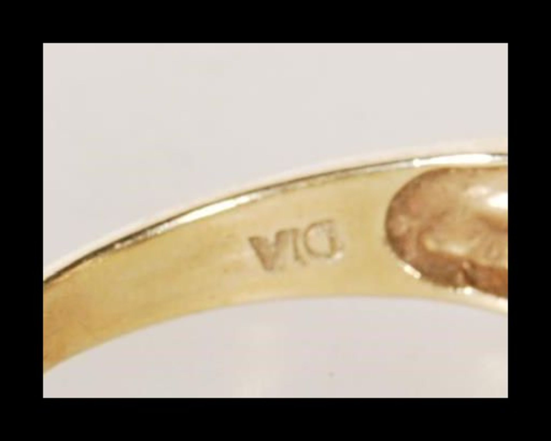 A 9ct gold ladies cross over ring having a central band illusion set with white stones. Hallmarked - Bild 5 aus 6