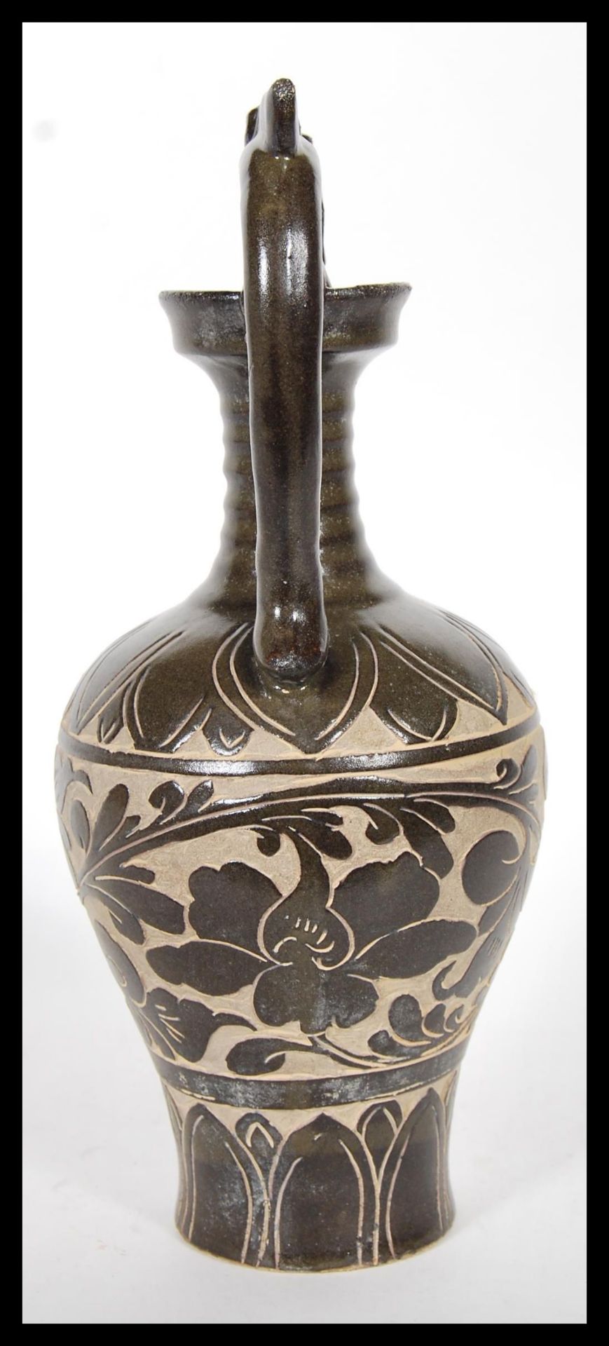 A Chinese stoneware vase / urn having shaped twin handles with floral relief decoration to the - Bild 4 aus 6