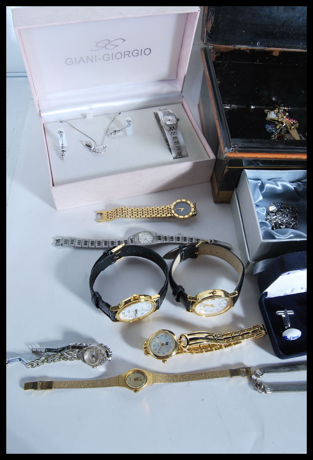 A collection vintage and later costume jewellery, bracelets, bangles, necklaces, rings, pendants, - Bild 2 aus 14