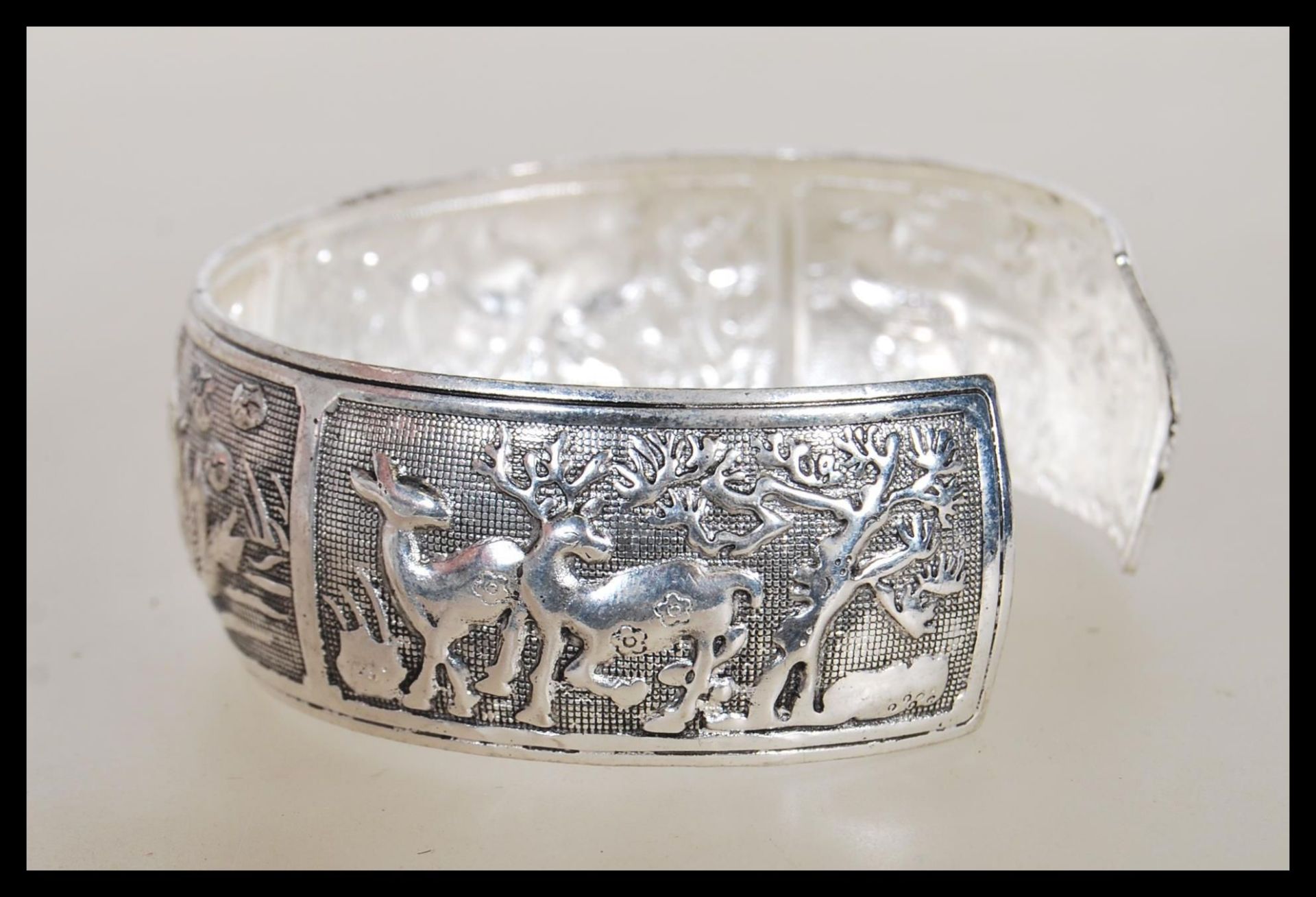 A Chinese silver bangle having panels of repousse decoration of animals including mandarin ducks, - Bild 5 aus 6