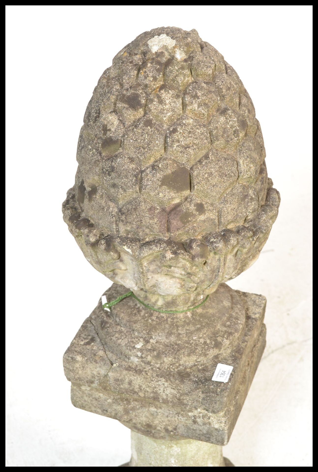 A well weathered reconstituted garden / gate stone acorn finial raised on a baluster pedestal - Bild 2 aus 4
