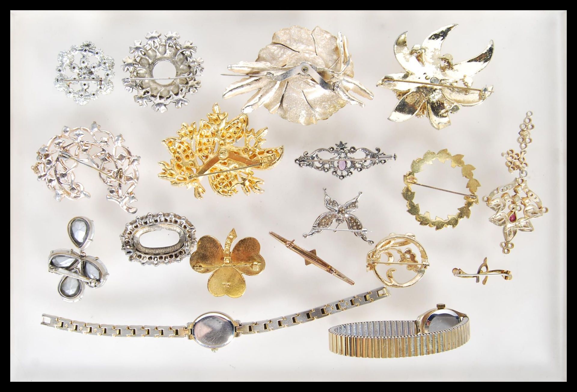 A collection of vintage costume jewellery to include a selection of 60's gold tone brooches, - Bild 8 aus 8