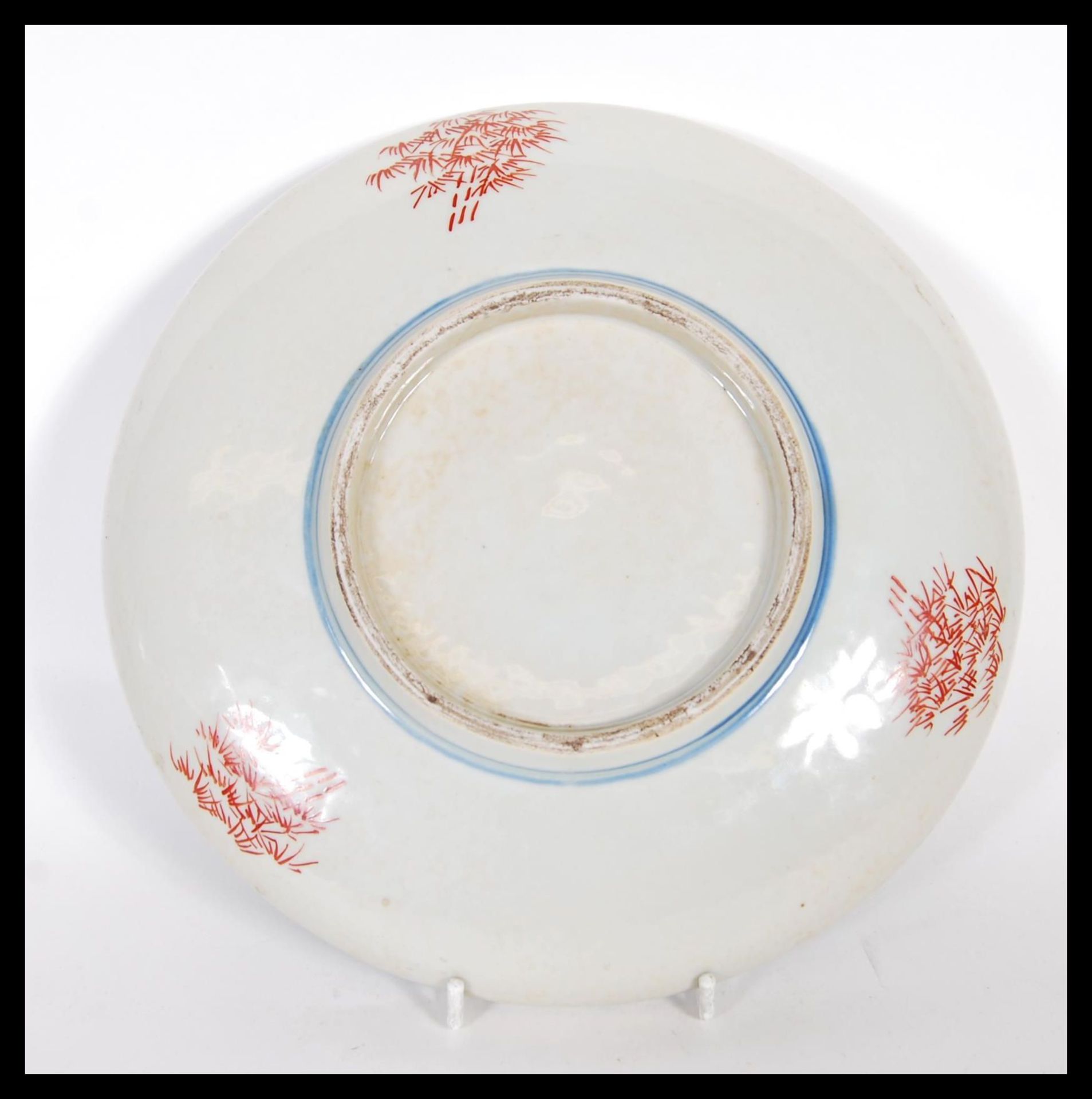 A early 20th Century dish / bowl having raised rim finished with blue decoration, the center of - Bild 2 aus 4