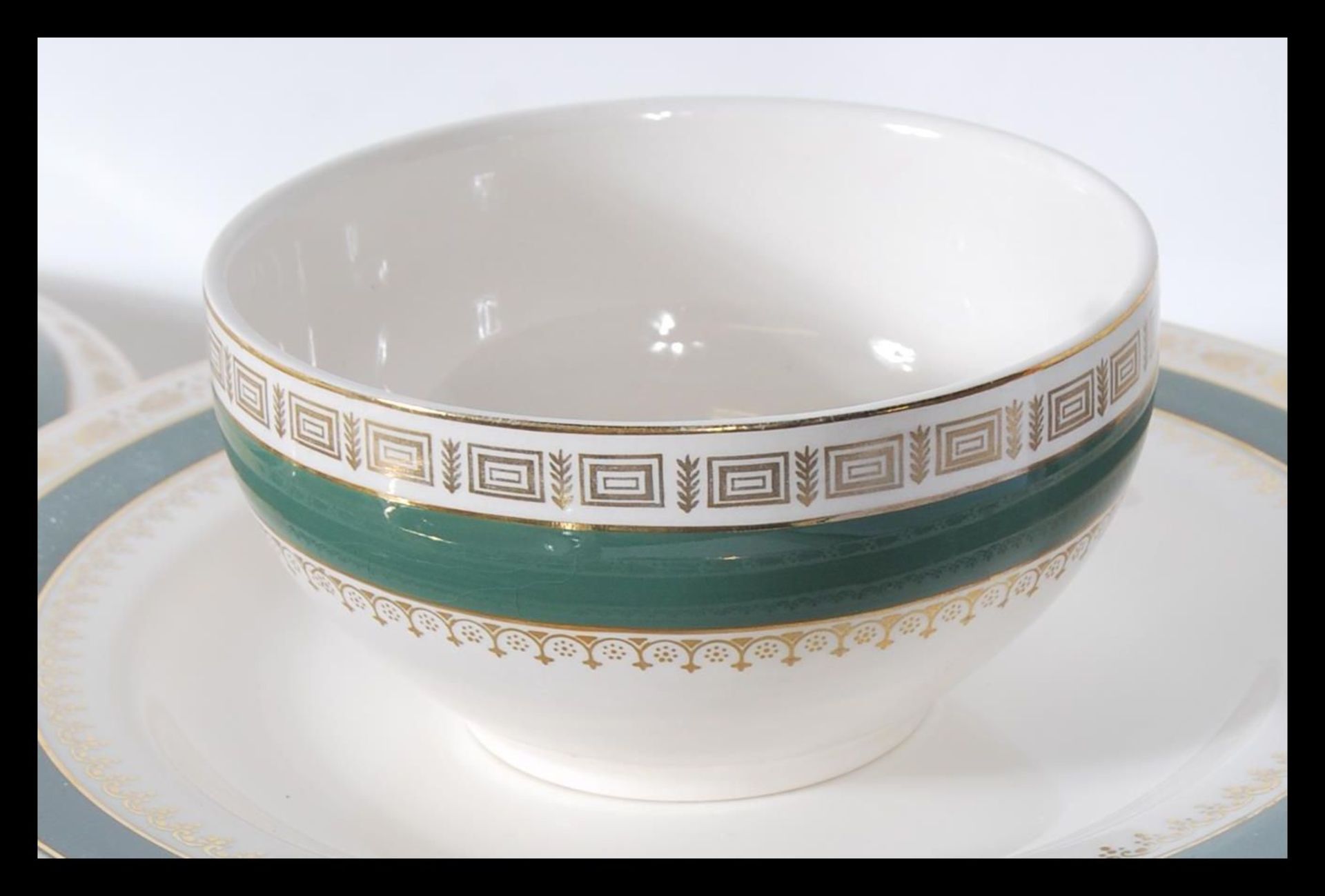 An extensive Crown Ducal dinner service in the 'Chatsworth' pattern containing dinner plates, side - Bild 10 aus 11