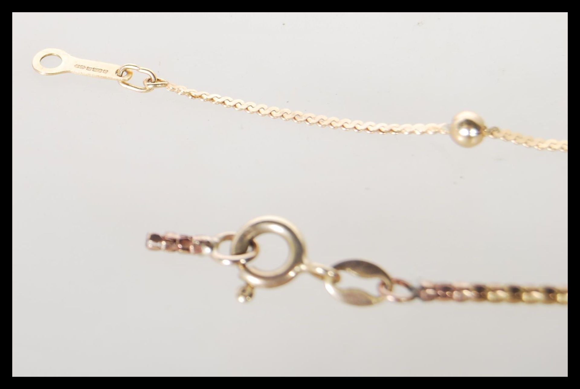 A selection of three 9ct gold jewellery items to include, a snake chain necklace having spring clasp - Bild 5 aus 9