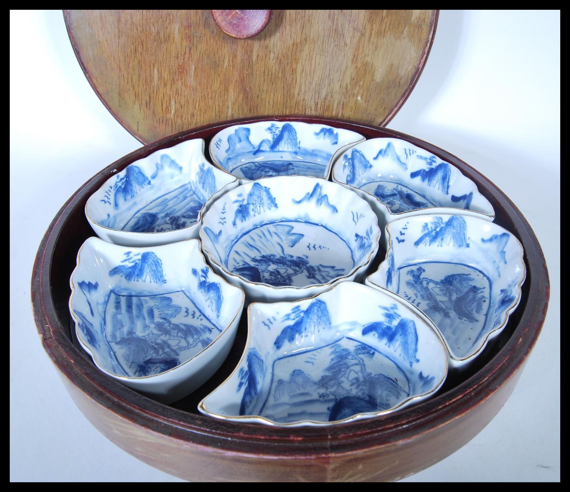 A 20th Century Chinese lazy Susan consisting of a round lidded wooden box with rotating base below - Bild 2 aus 4