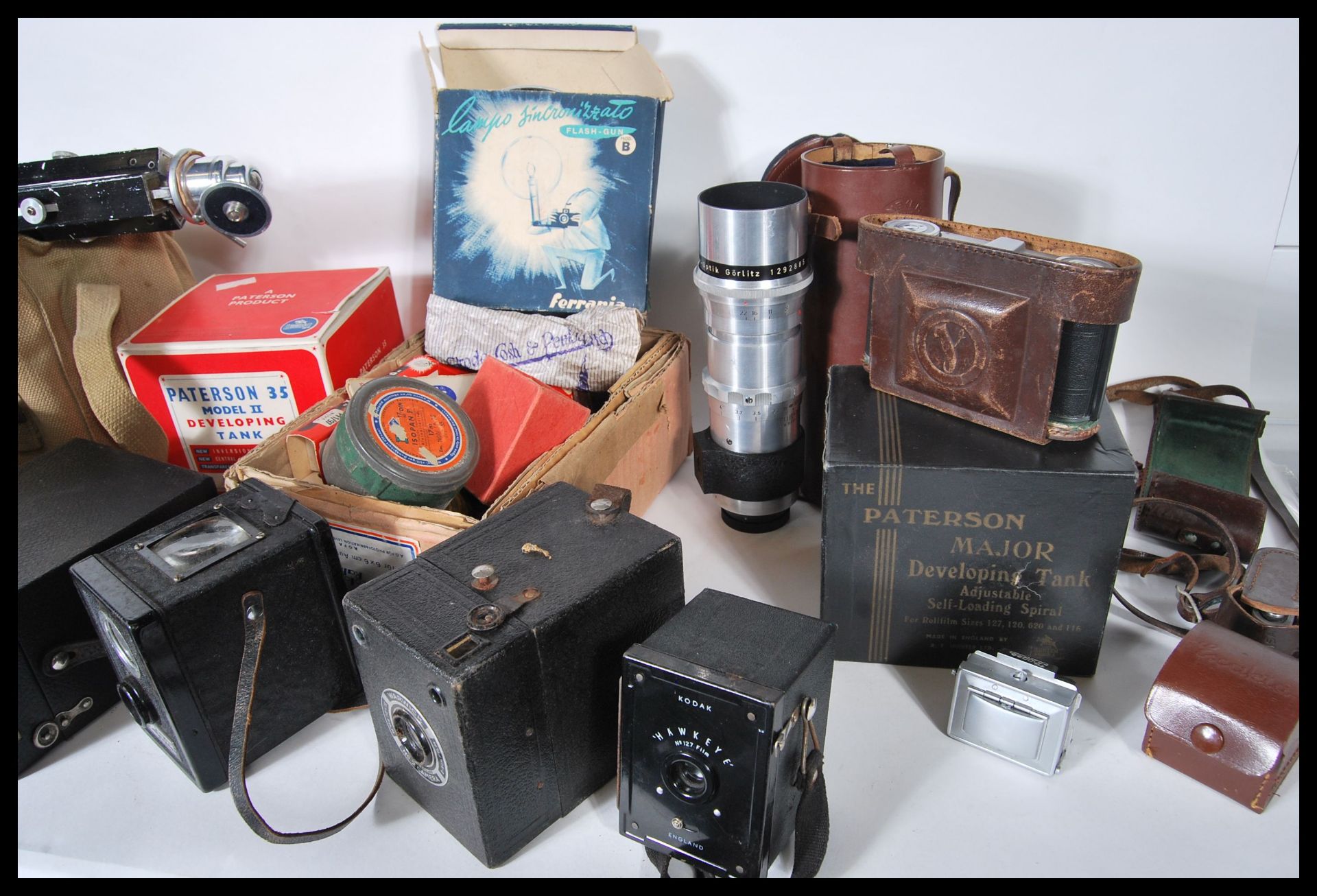A collection of vintage film cameras and equipment to include a selection of boxed cameras including - Bild 5 aus 7