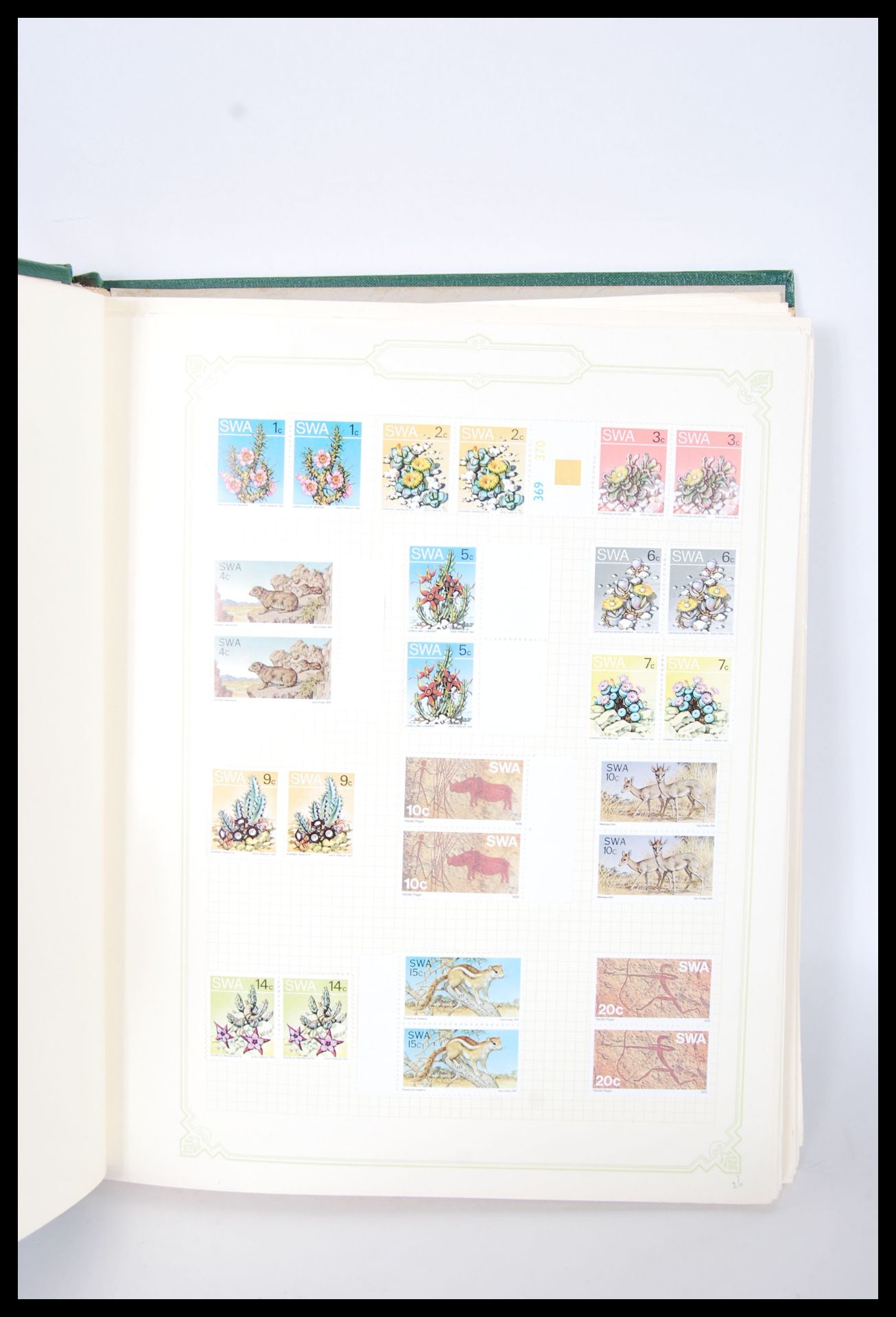 A collection of world stamps dating from the early 20th Century to include, India, Rhodesia, - Bild 14 aus 27