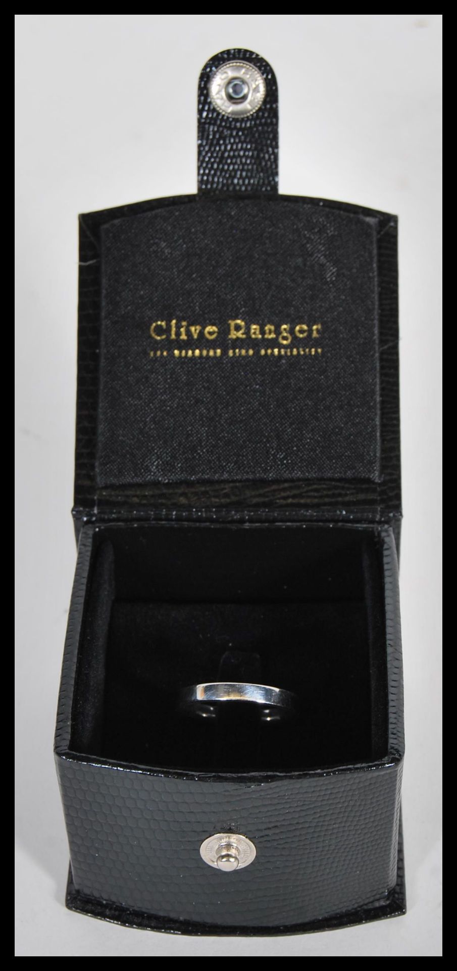 An 18ct white gold wedding band ring. Birmingham hallmarked, sponsors mark CJ. Stamped 750. Complete - Bild 3 aus 6