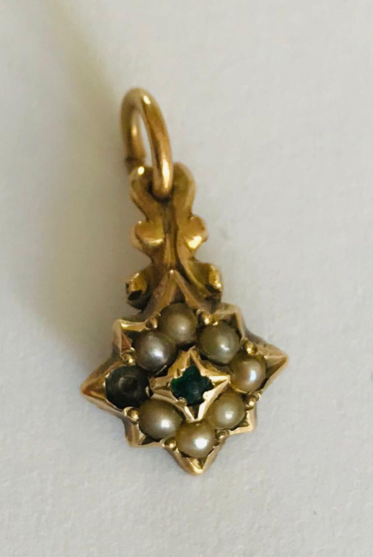 A 19th Century Georgian gold mourning pendant in the form of a star being set with a central green - Bild 2 aus 5