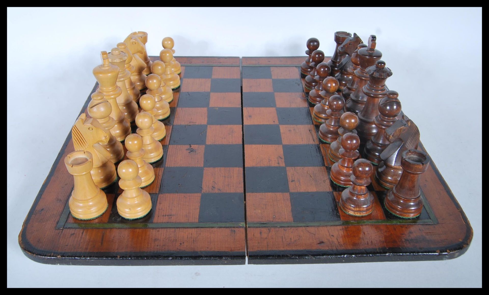 A late 19th/ early 20th Century pine chess board having green border and ebony squares, together - Bild 3 aus 5