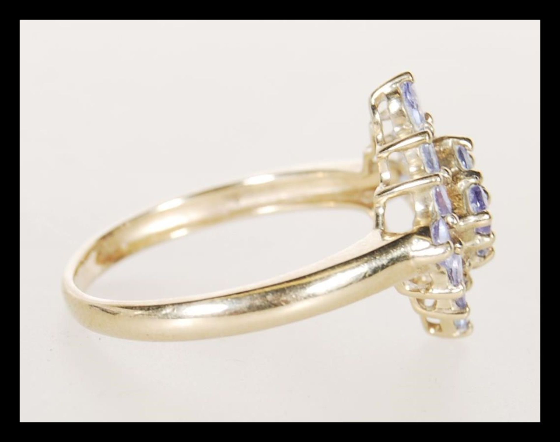 A hallmarked 9ct gold ladies cluster ring prong set with lilac stones in a geometric formation. - Bild 2 aus 4
