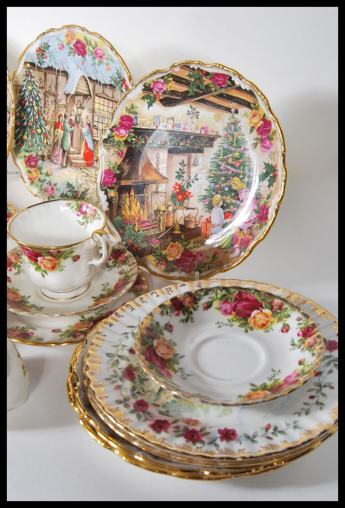 A Royal Albert Old Country Roses tea service consisting of cups, saucers, side plates, sugar bowl - Image 7 of 11