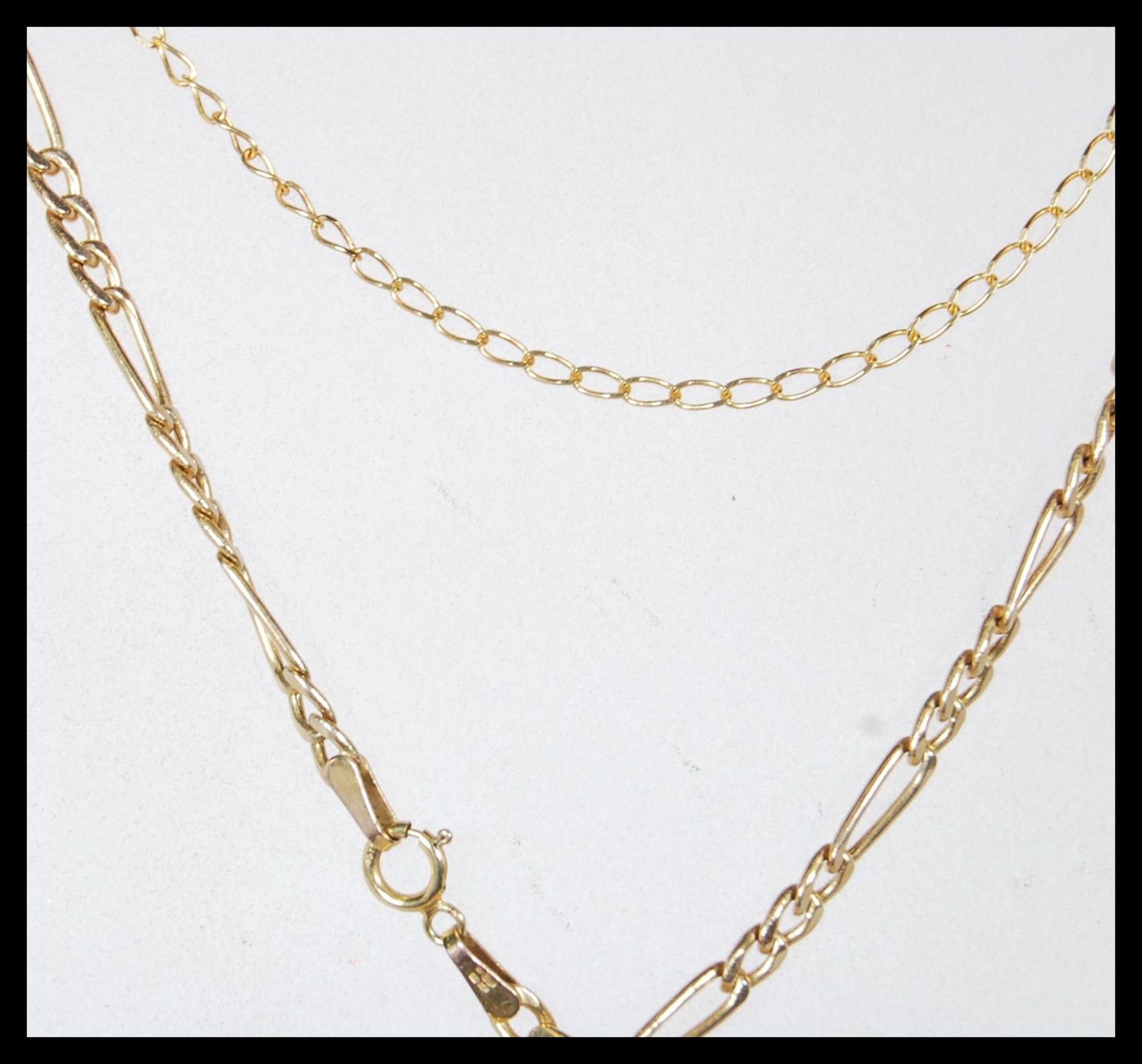 A group of three 20th Century 9ct gold necklaces to include a figaro chain with a spring ring - Bild 7 aus 7