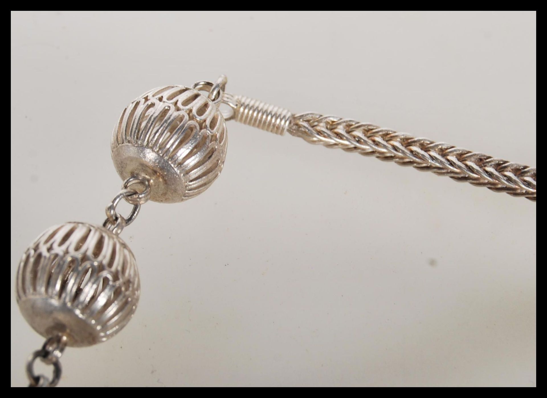 A 20th Century ethnic style silver necklace having a series of pierced decoration beads on a snake - Bild 4 aus 5