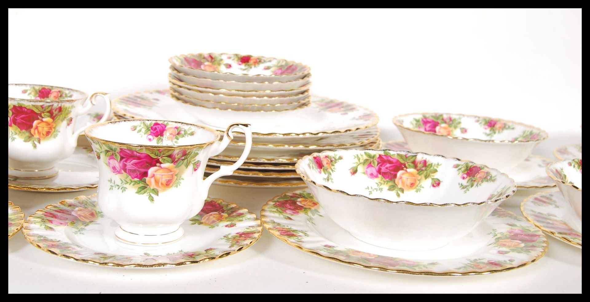 An extensive Royal Albert Old Country Roses dinner / tea service to include tea cups, saucers, - Bild 7 aus 10