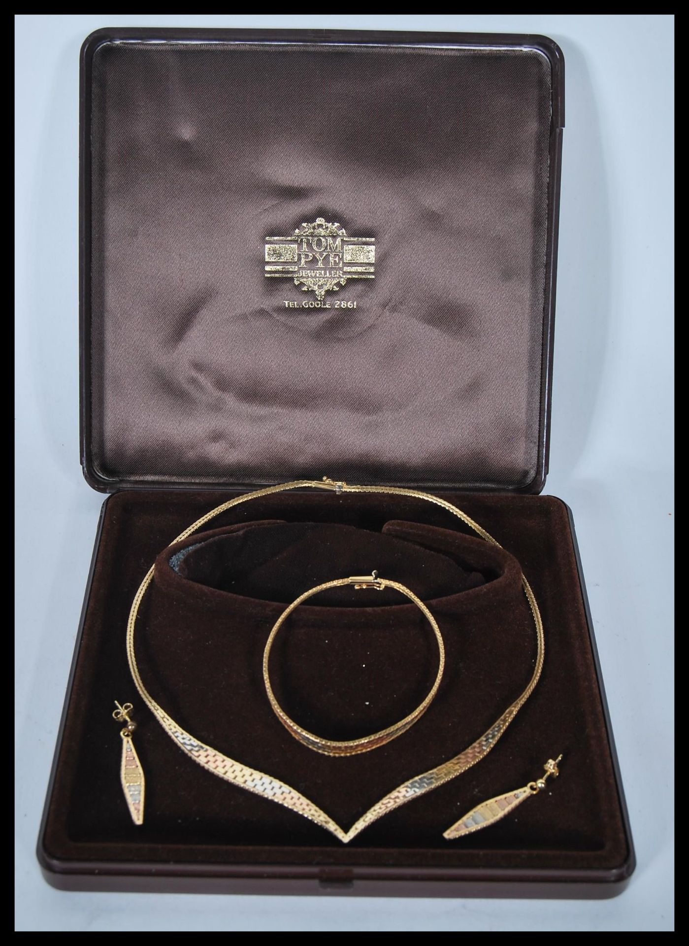 An 18ct tri colour gold vintage demi parure jewellery set to include a collar necklace, the front