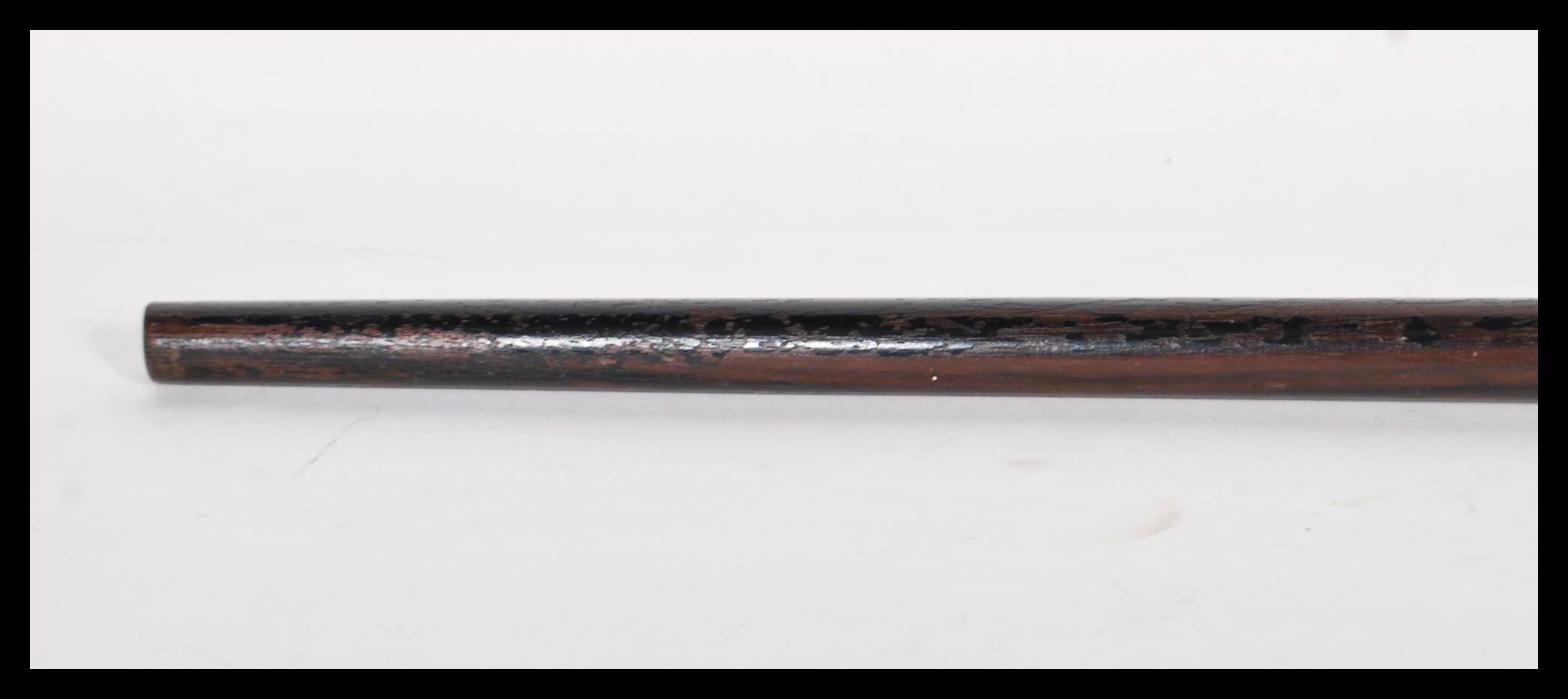 A early 20th Century crook handle walking stick/ cane, having ebony tapering shaft with hallmarked - Image 9 of 9