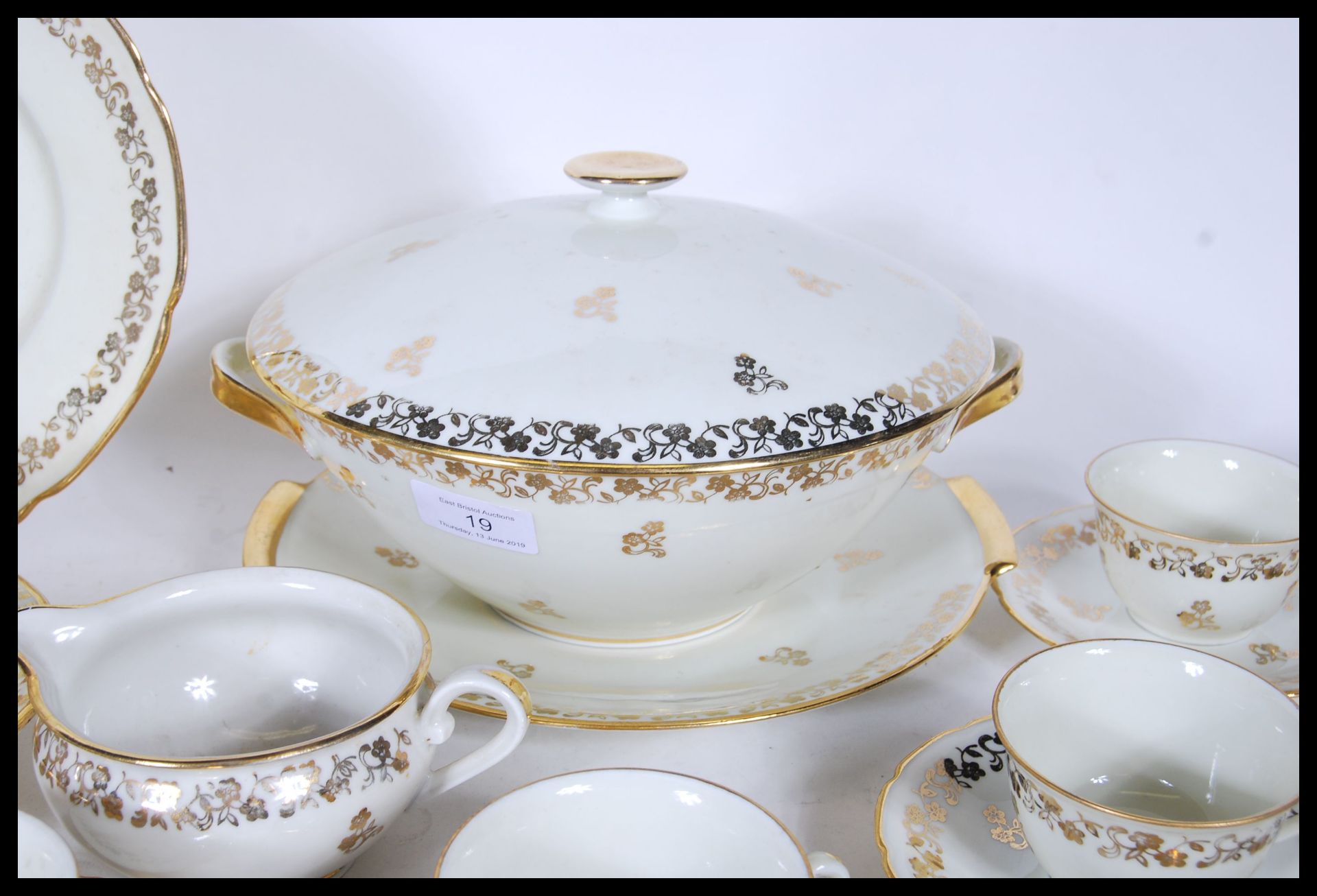 An extensive porcelain extensive Limoges Berry table service, decorated with applied gilt floral - Bild 9 aus 16