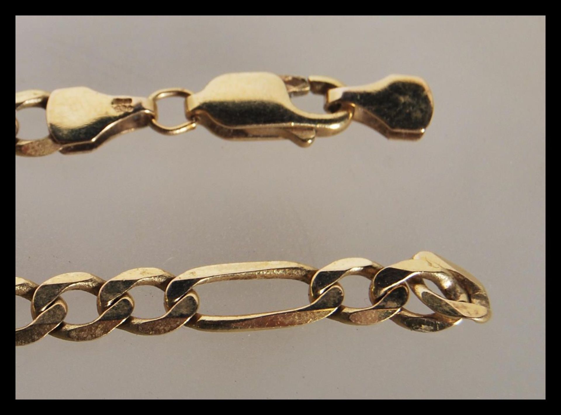 A 9ct gold triple link necklace chain set with lobster clasp being stamped 375. Length 17.5" / - Bild 5 aus 5