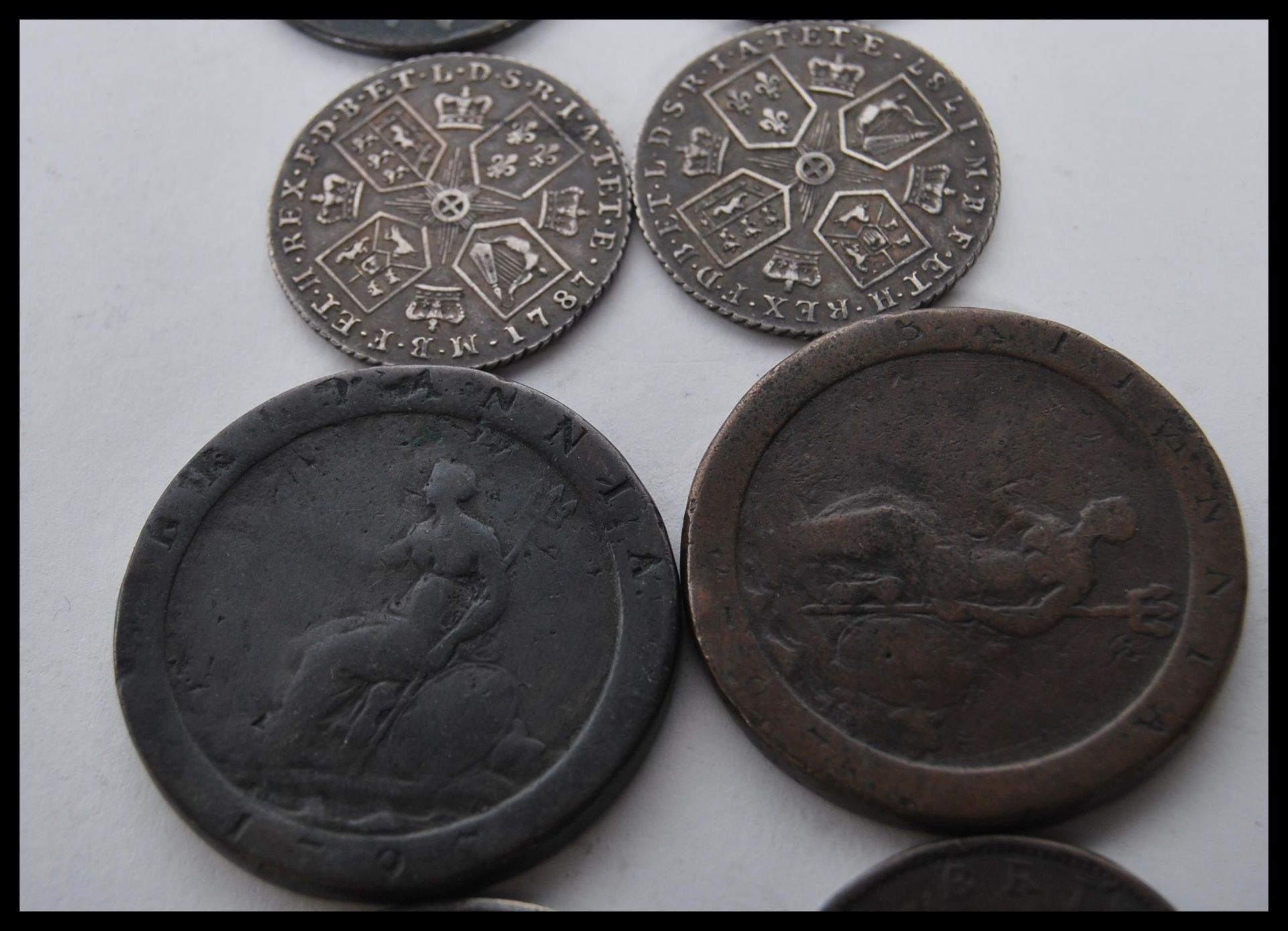 A collection of silver and copper coins dating from the 18th Century to include two 1787 George - Bild 12 aus 13