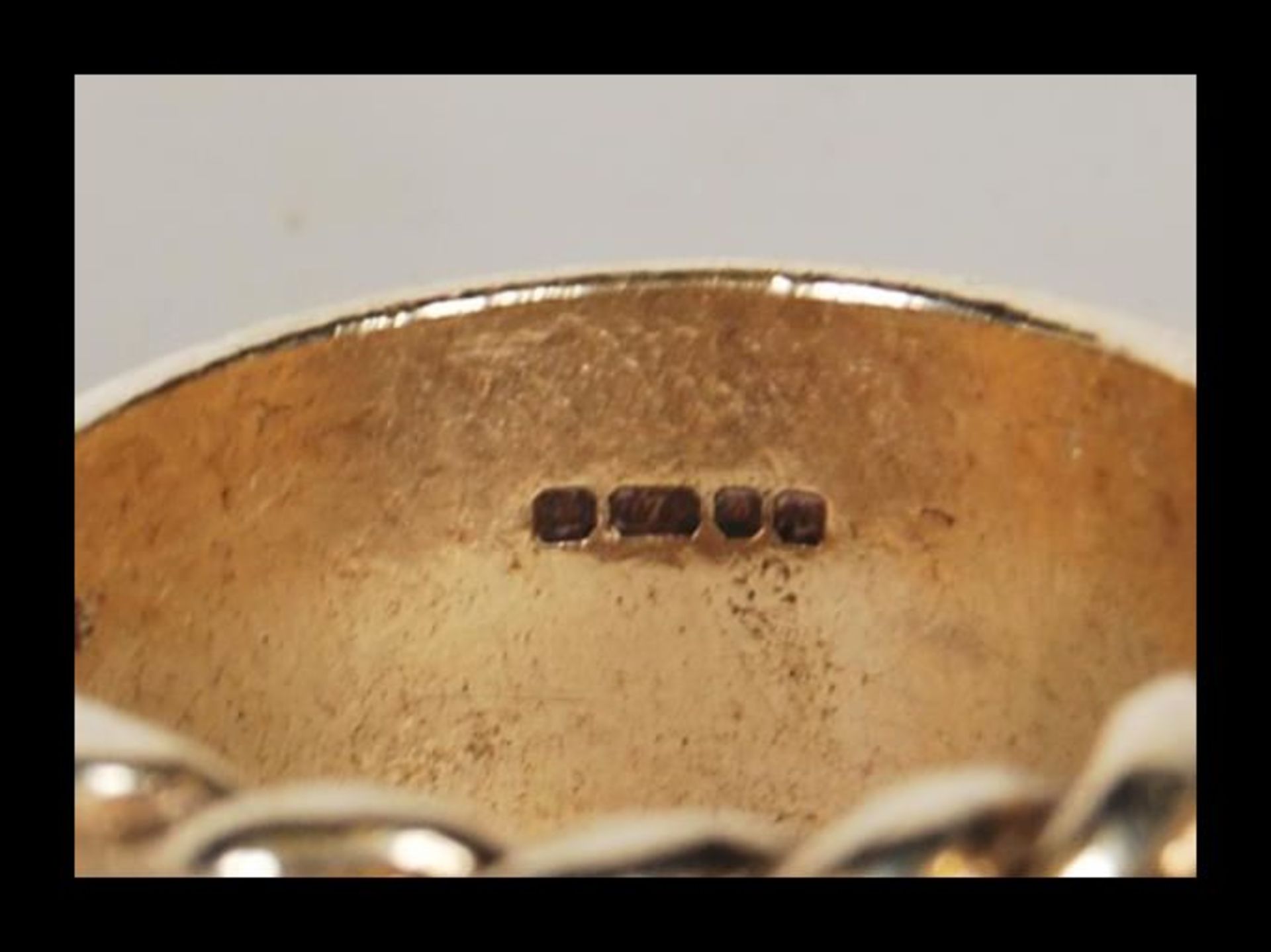 A hallmarked 9ct gold rope twist keeper's ring. Hallmarked London, date mark rubbed. Weight 25.9g. - Bild 5 aus 5