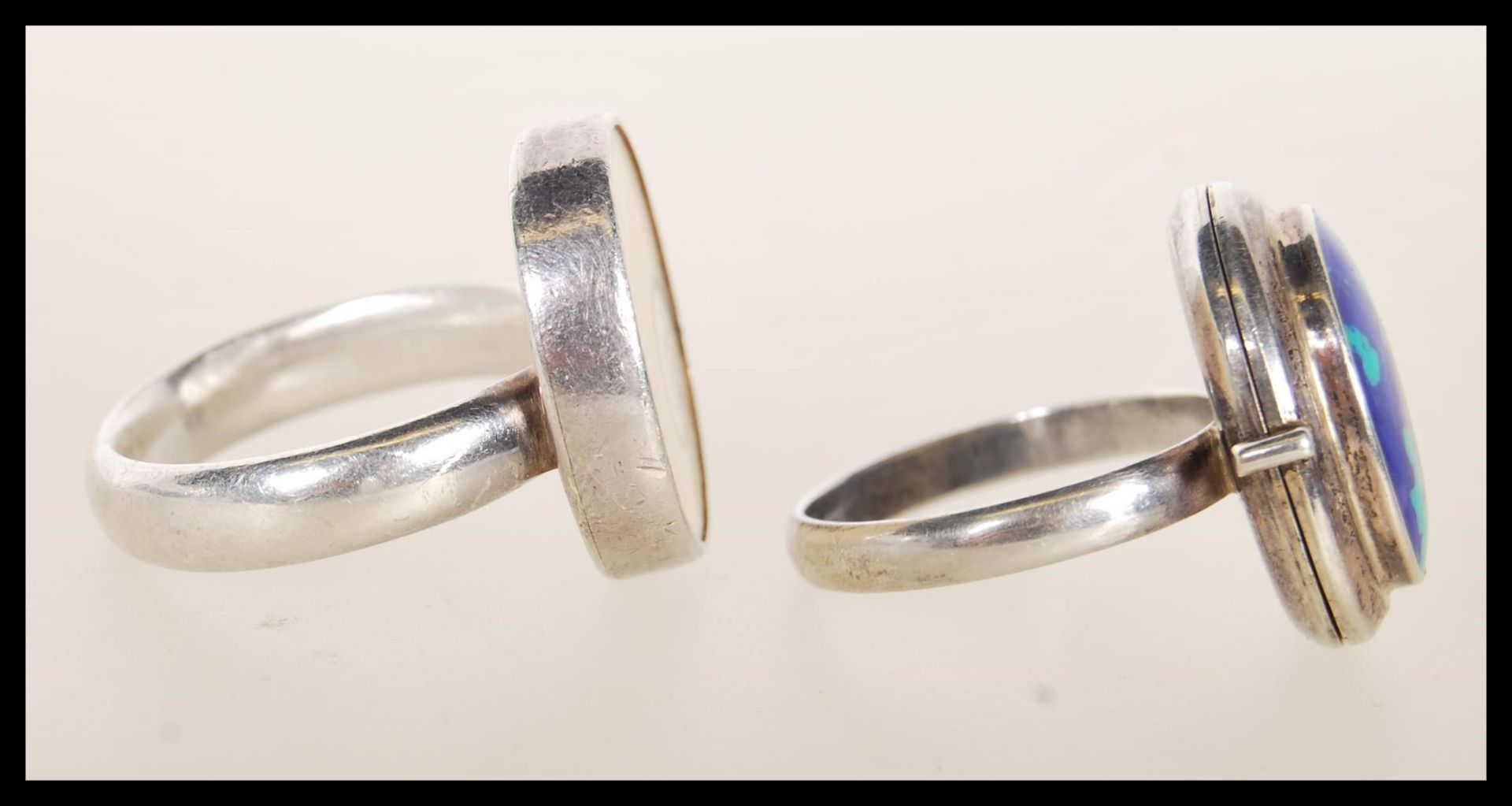 A group of silver 925 and white metal rings to include bezel set square blue stone ring and two - Bild 3 aus 7