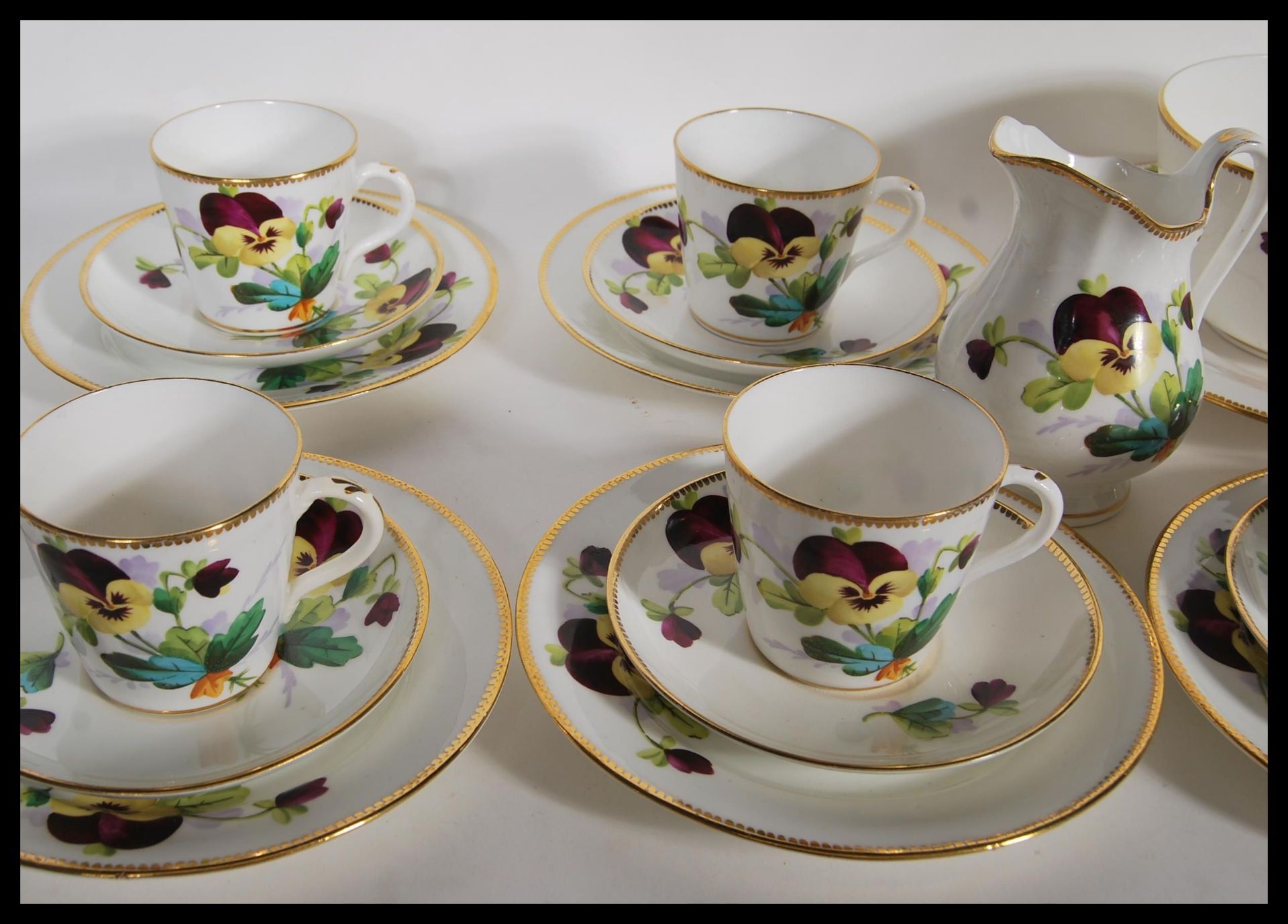 An early 20th Century hand painted china tea service having having painted pansy flowers and gilt - Bild 2 aus 10