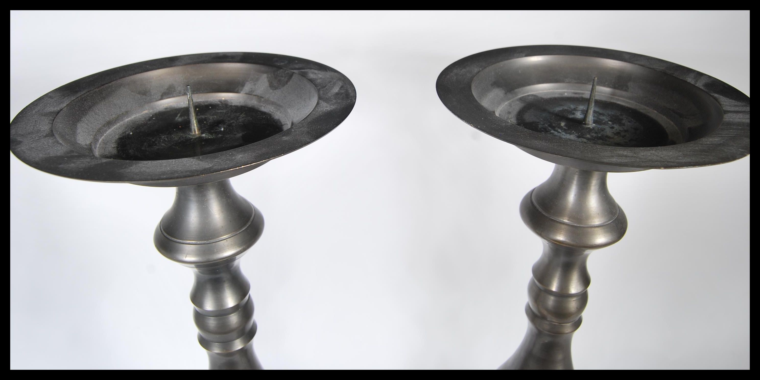 A matching pair of 18th Century style pewter ecclesiastical alter table candlesticks of large - Image 4 of 5