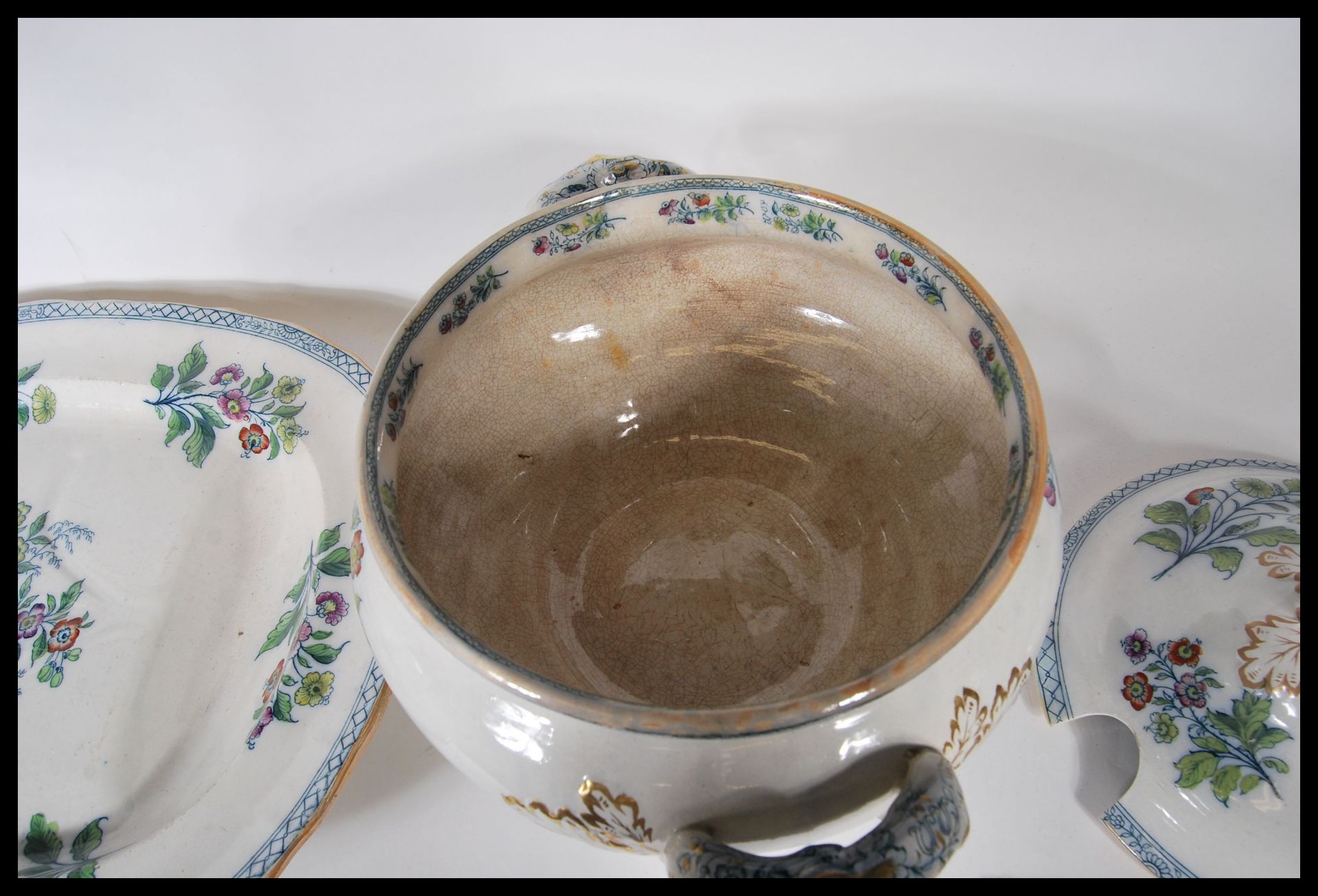 A 19th Century Victorian tureen and cover along with matching meat/ serving plate, having coloured - Bild 7 aus 8