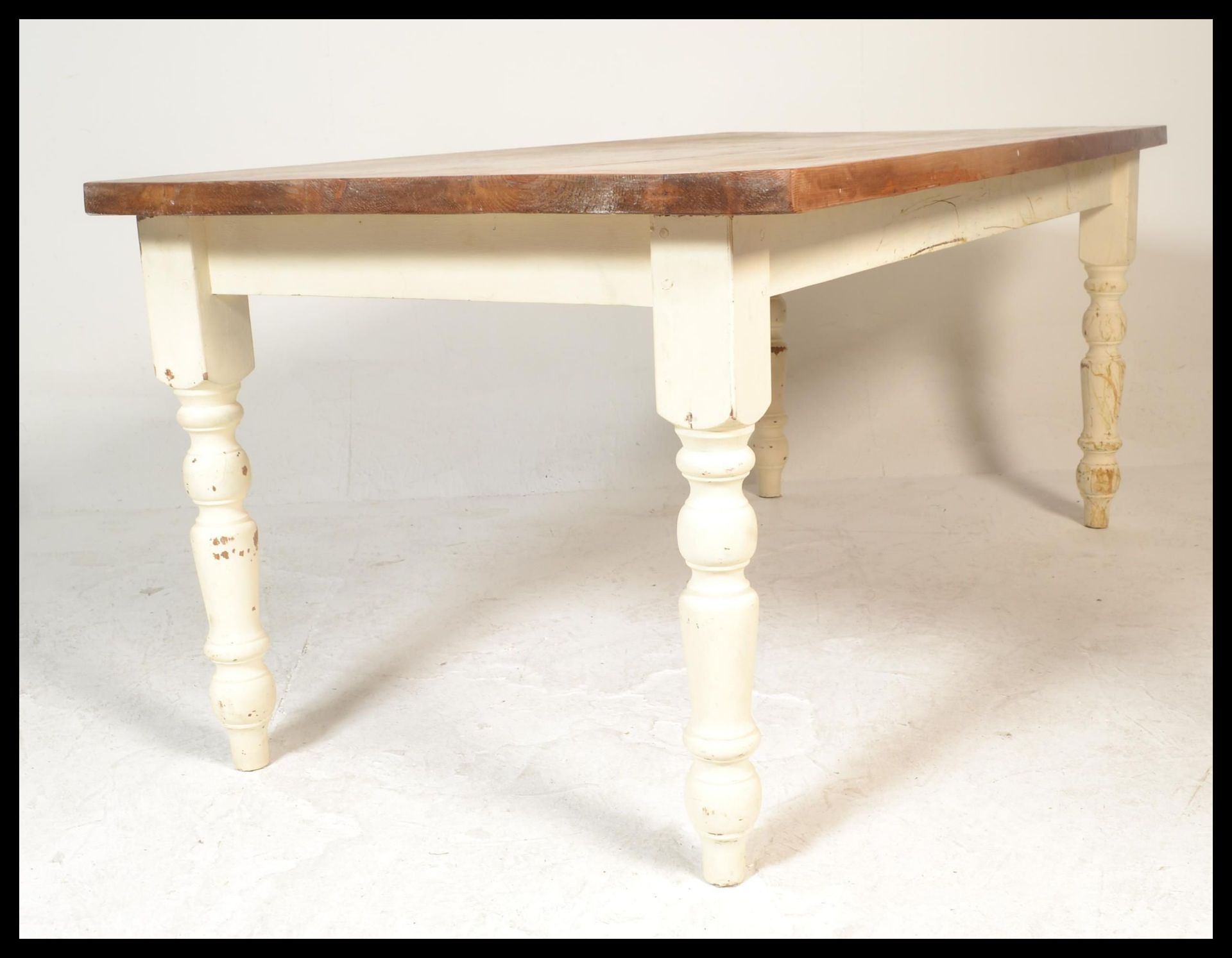 A 20th Century painted pine scrub topped farmhouse refectory dining table. Raised on painted - Bild 7 aus 7