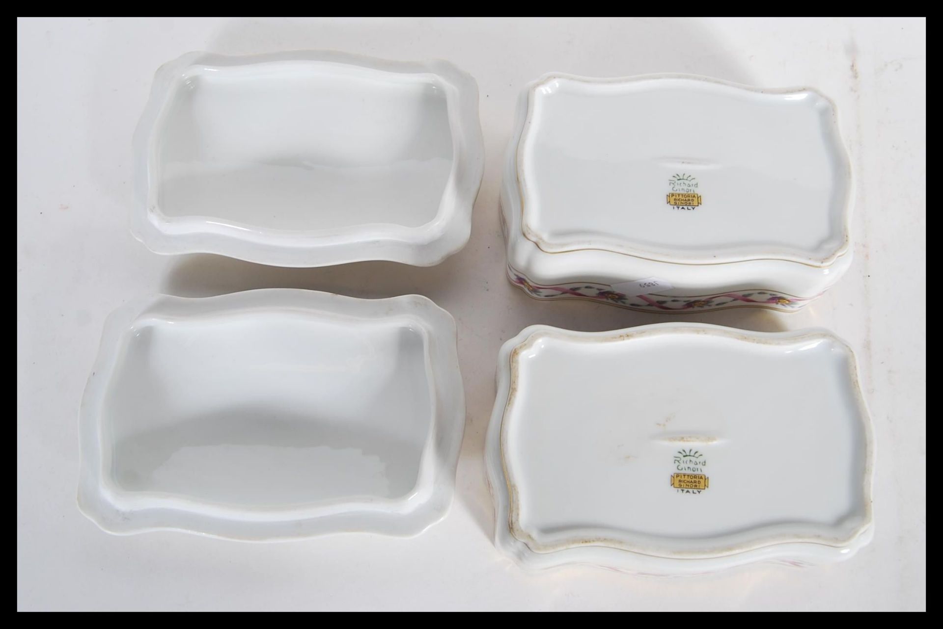 A matching pair of 20th Century ceramic trinket boxes by Richard Ginori- Pittoria, having scroll and - Bild 4 aus 4