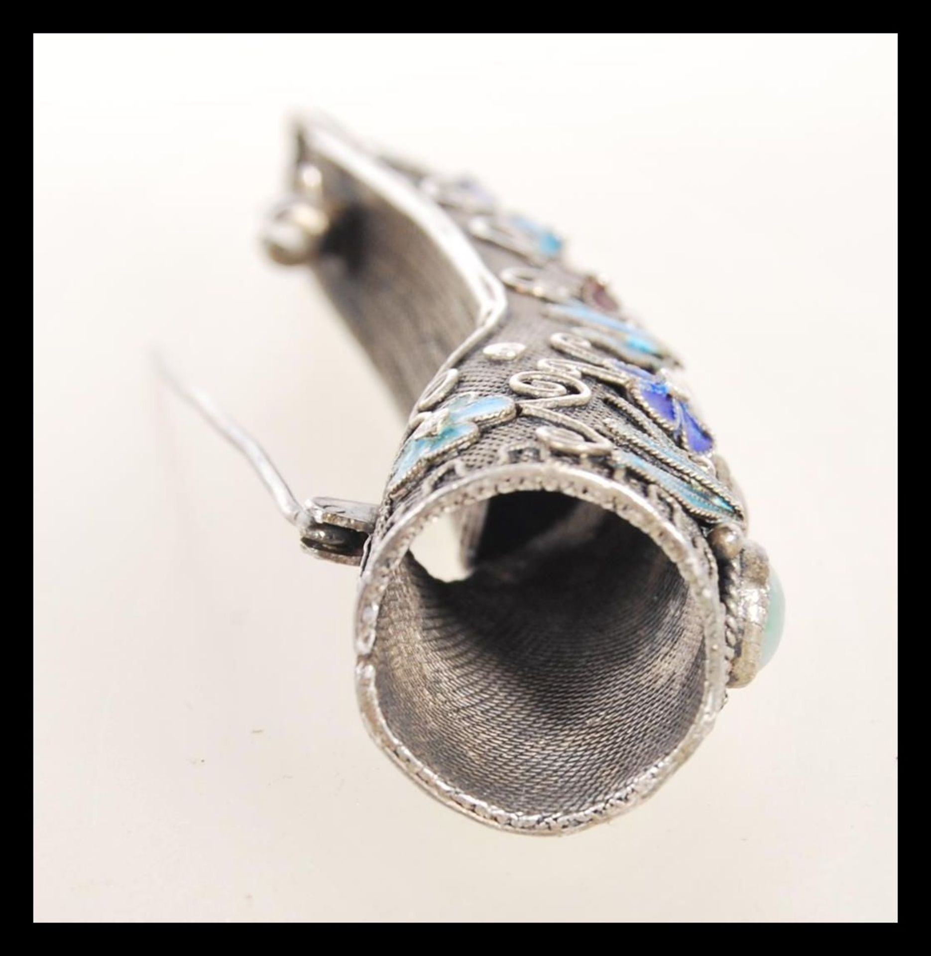 A early 20th Century marked silver finger claw/ ring, having filigree decoration and cabochon jade - Bild 3 aus 4