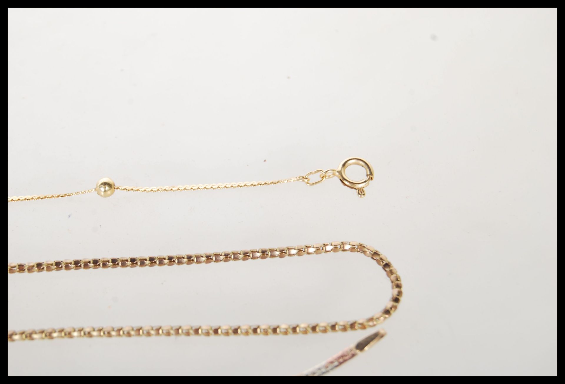 A selection of three 9ct gold jewellery items to include, a snake chain necklace having spring clasp - Bild 8 aus 9