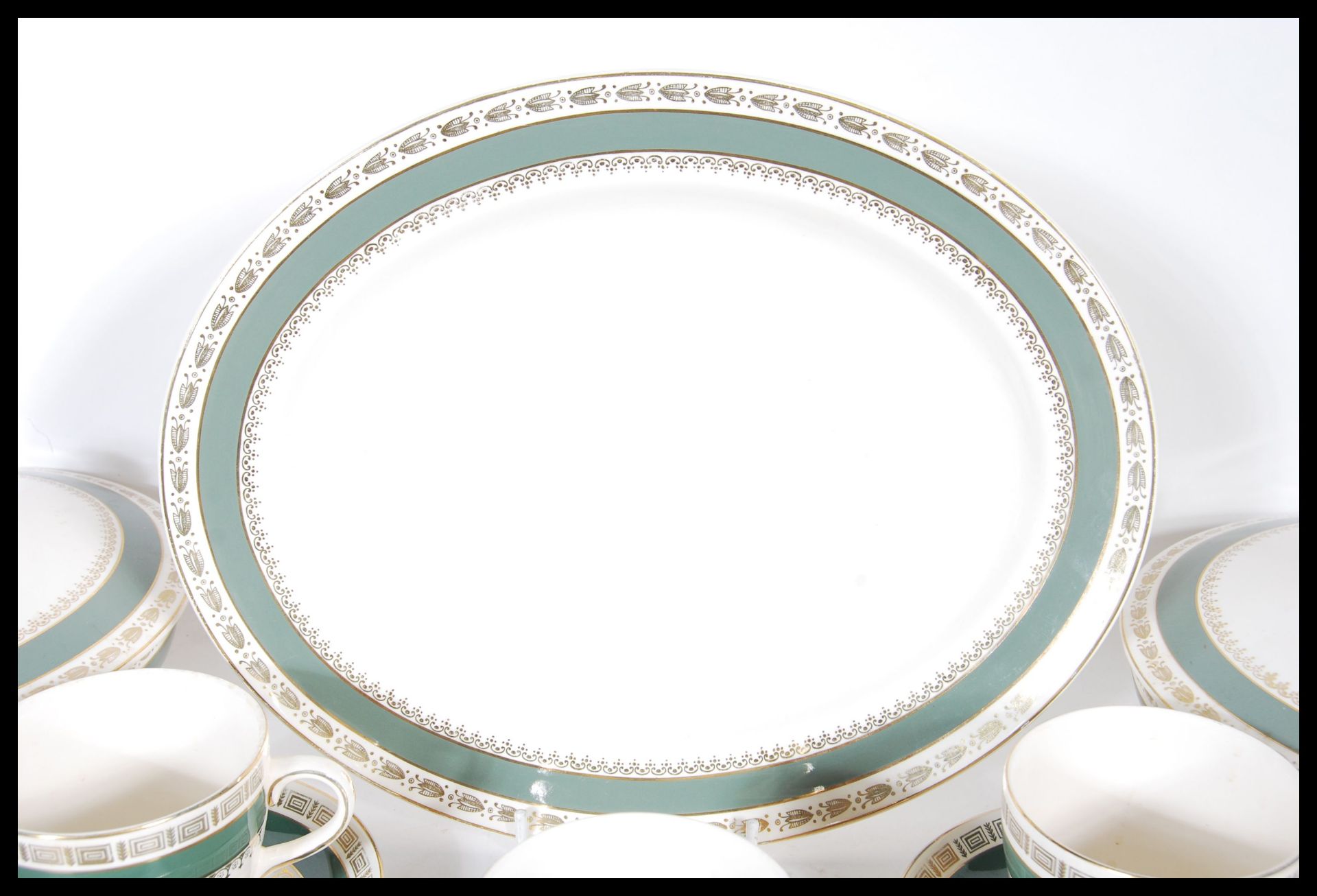 An extensive Crown Ducal dinner service in the 'Chatsworth' pattern containing dinner plates, side - Bild 6 aus 11