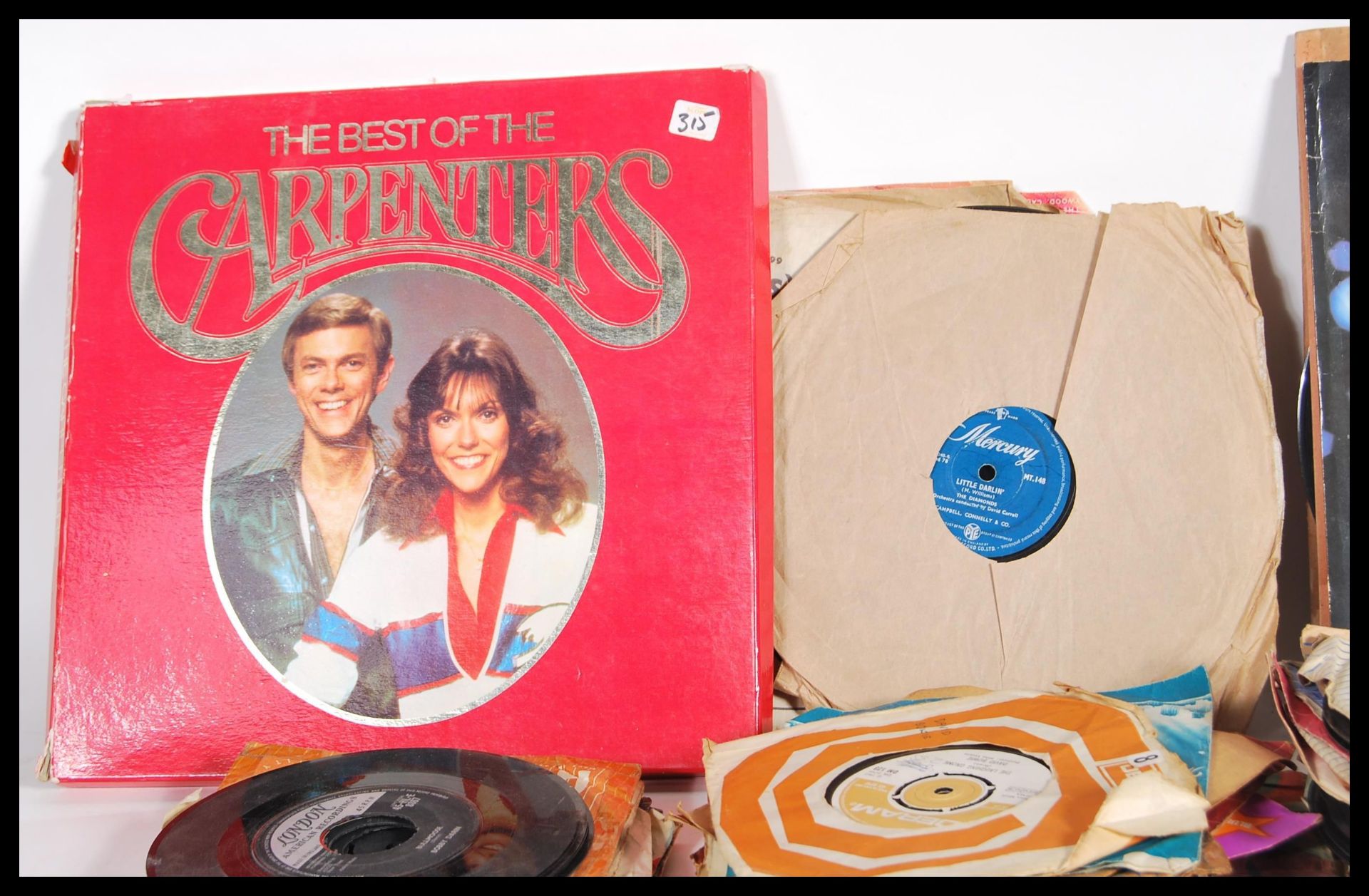 A collection of 45rpm vinyl 7" singles featuring various artist to include Boney M, Elvis Presley, - Bild 2 aus 6