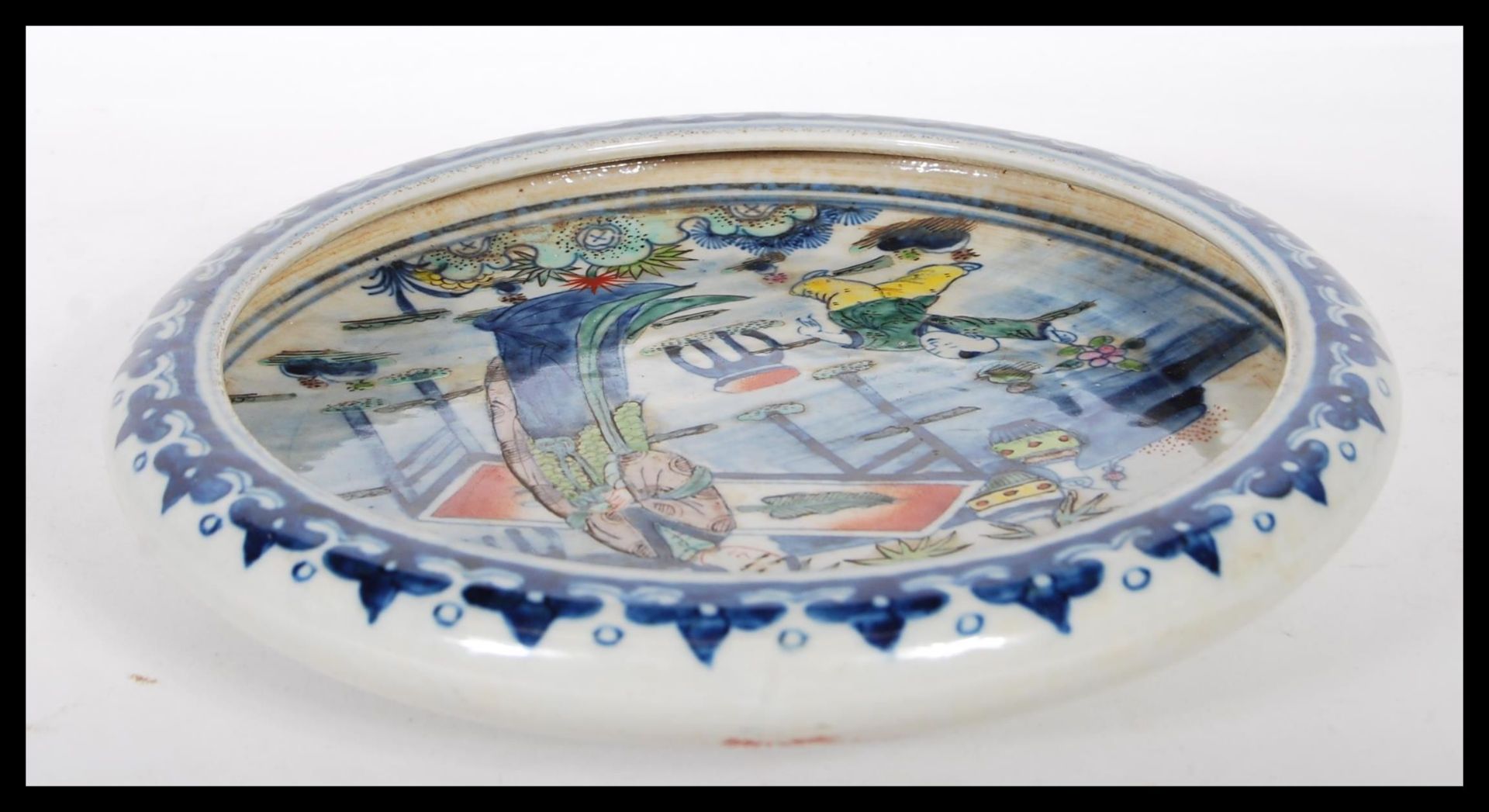 A early 20th Century dish / bowl having raised rim finished with blue decoration, the center of - Bild 4 aus 4