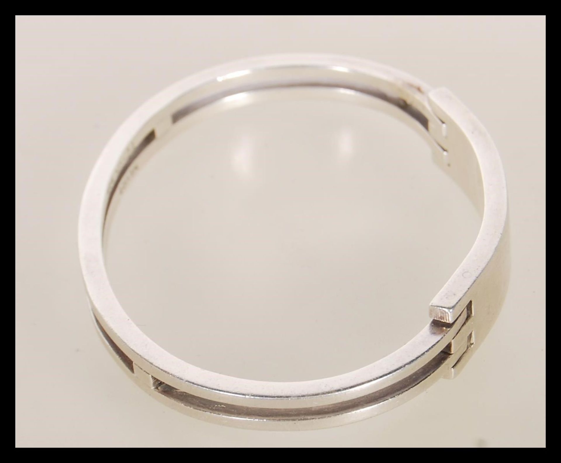 A stamped 925 silver bangle bracelet having square bars culminating in a square geometric clasp. - Bild 3 aus 5