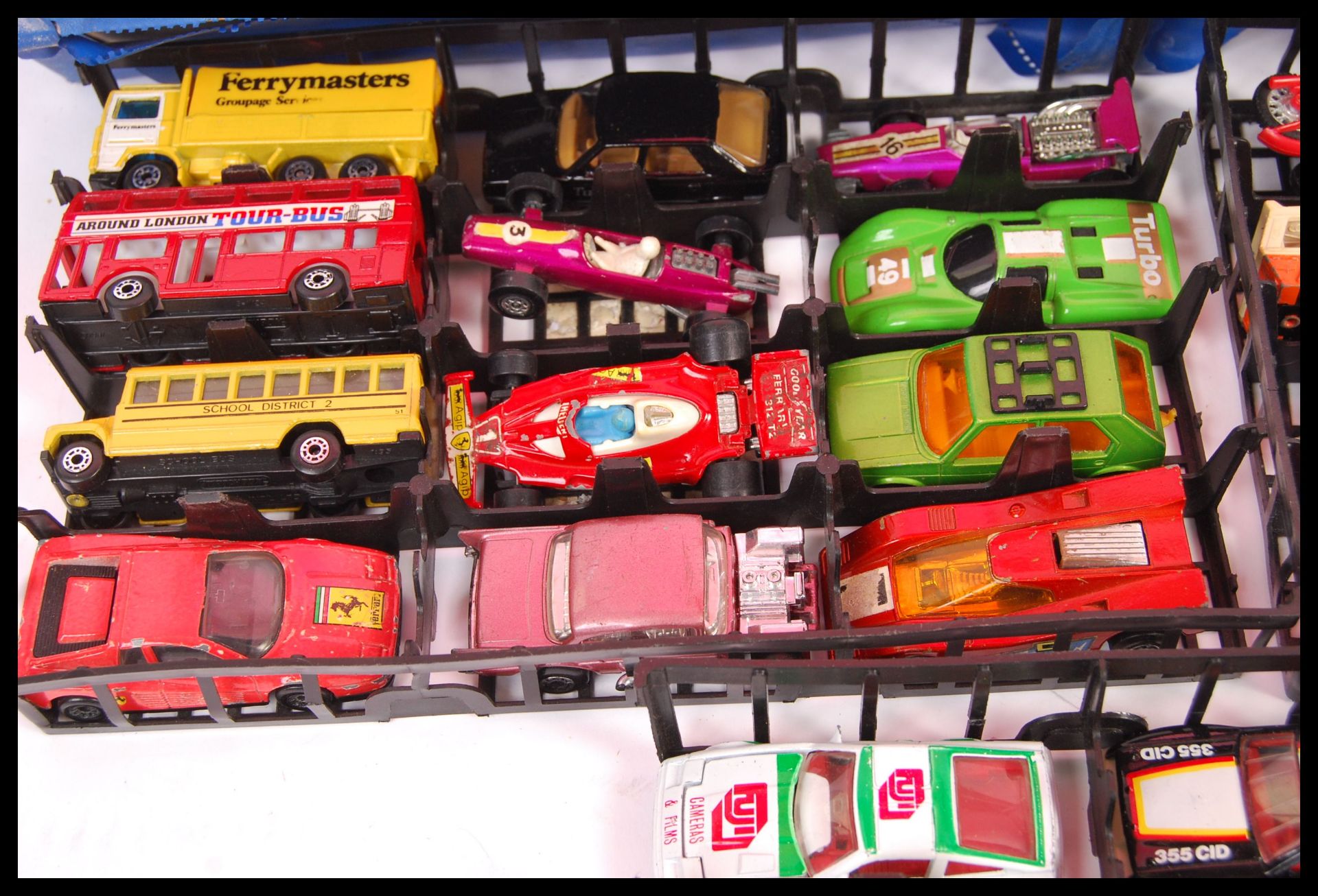 TWO CARRY CASES OF MATCHBOX DIECAST CARS - Bild 4 aus 6